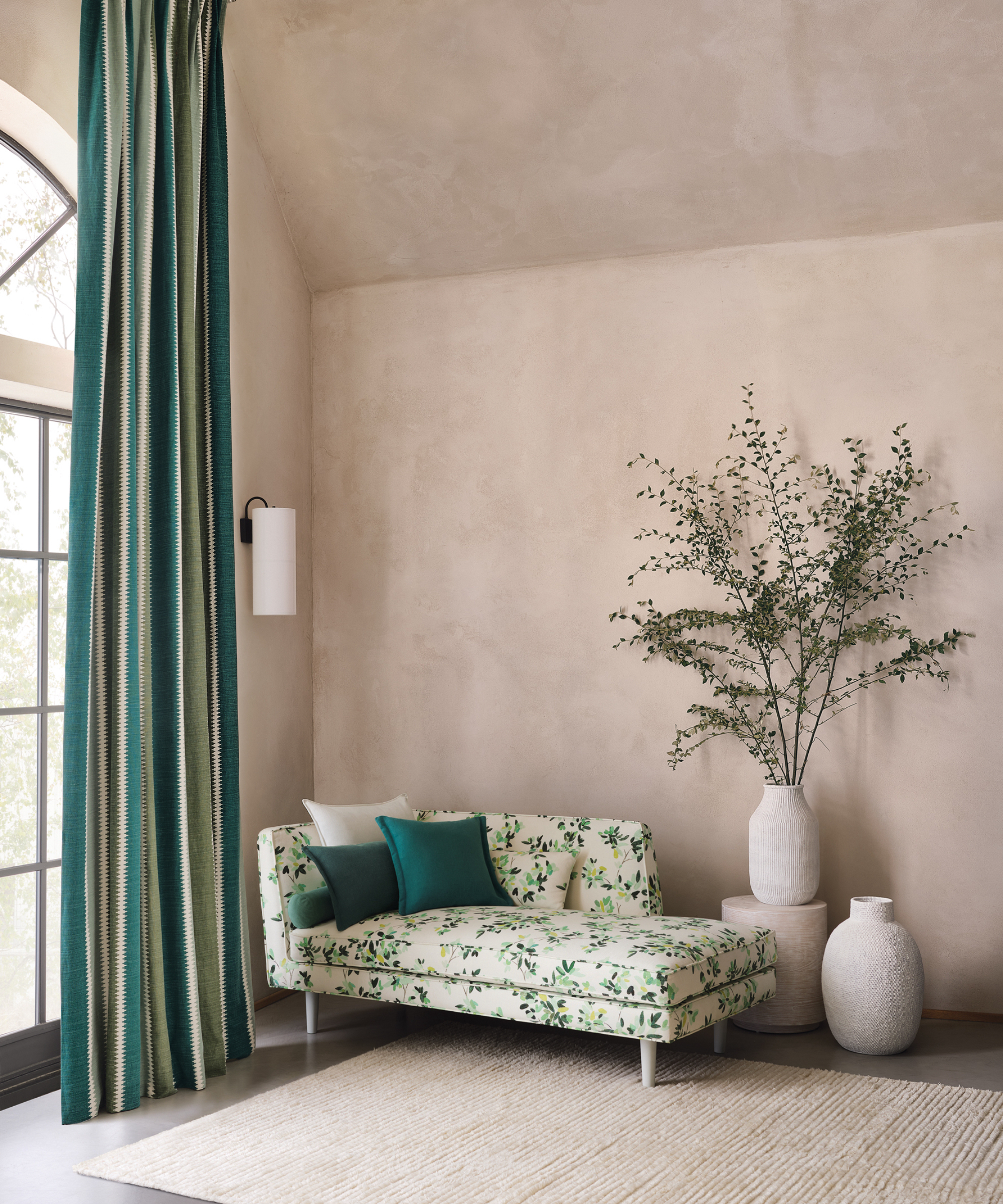Quelles rideaux de rideaux de couleur sont les meilleurs pour l'été, le salon terreux taupe avec des chaises rembourrées à imprimé botanique, des nuances de rideaux à rayures vertes, un tapis, un feuillage à la cruche