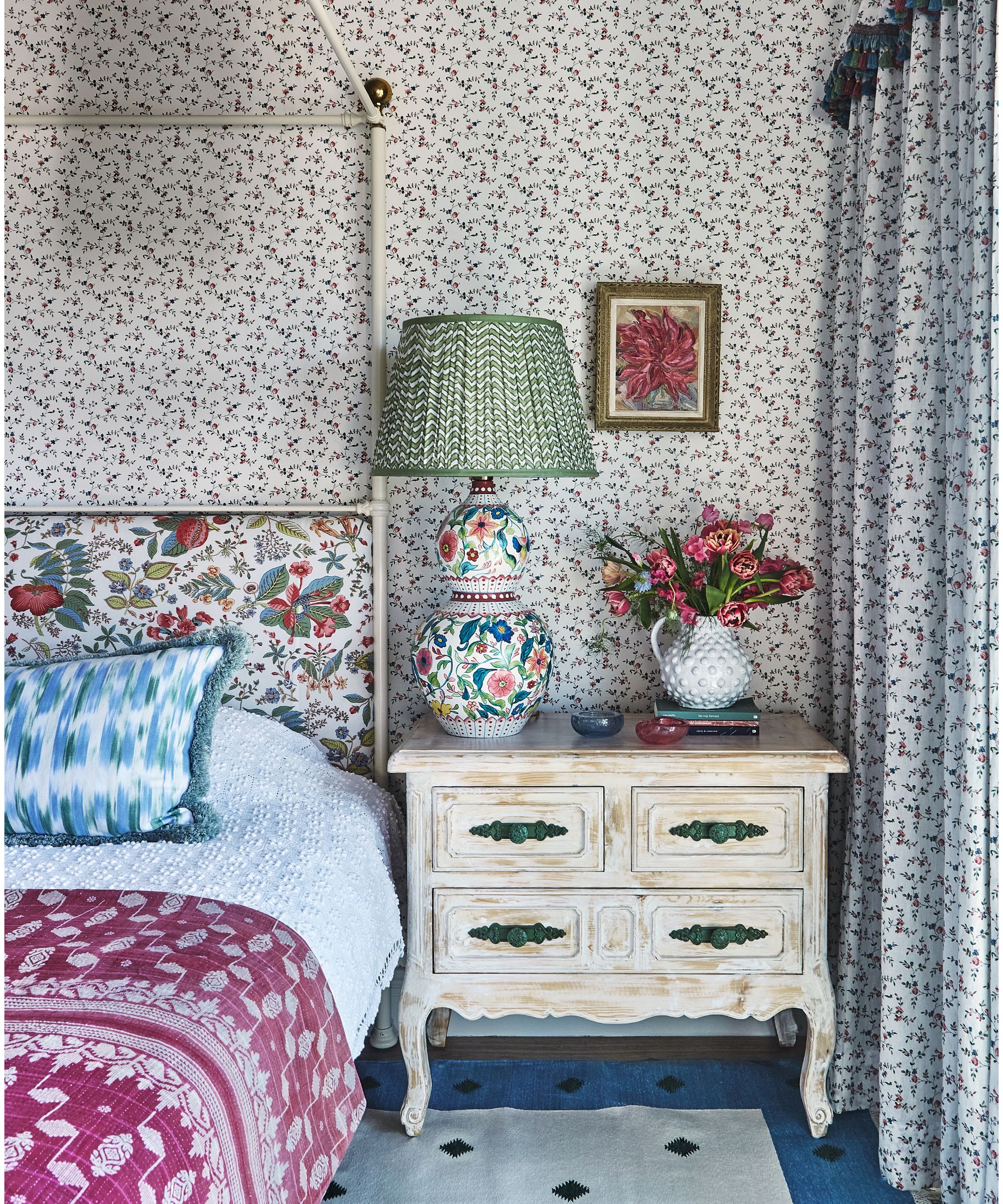 Chambre avec papier peint à motifs et tête de lit et literie et lit de lit en bois avec lampe à motifs