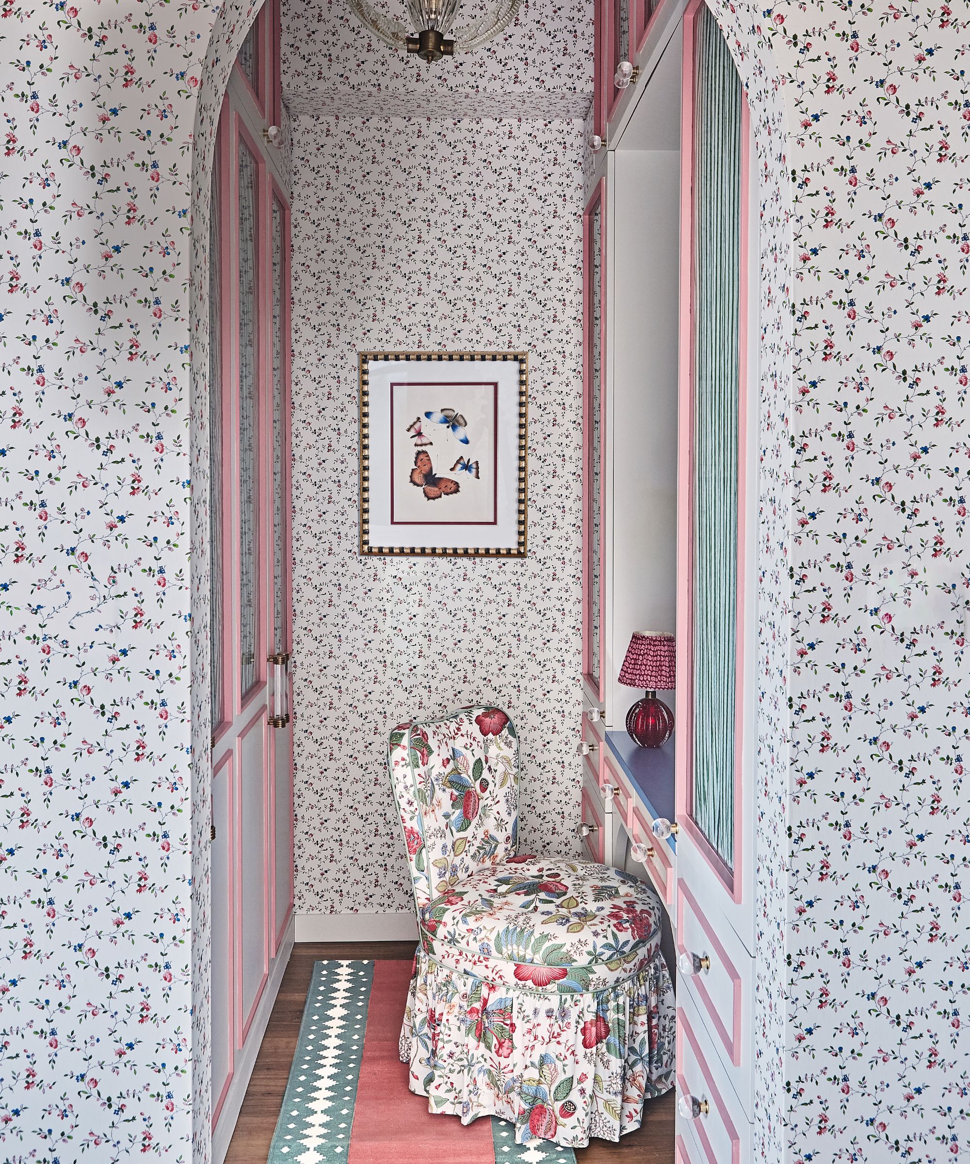 Fond d'écran à motifs marche dans le coin dressing avec menuiserie rose et chaise à motifs