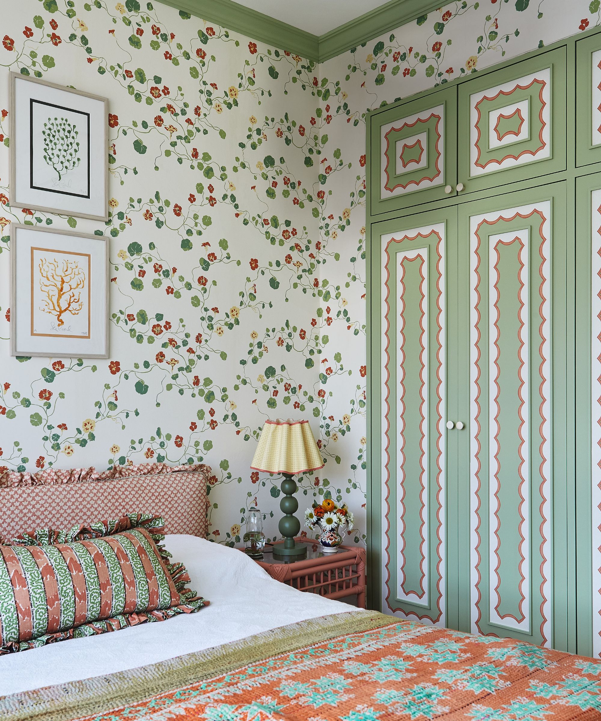 chambre avec du papier peint à motifs et armoires intégrées à motifs peints