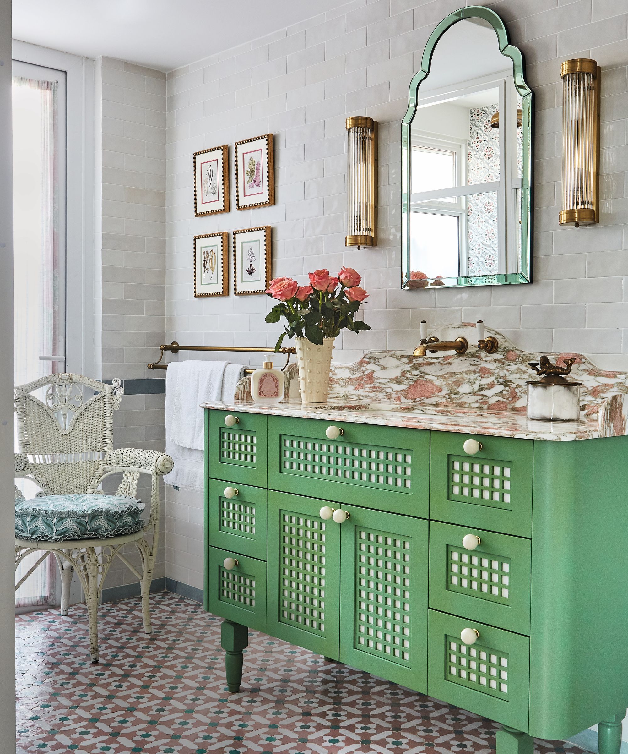 Salle de bain avec sol carrelé à motifs et lavabo Gree avec dessus en marbre