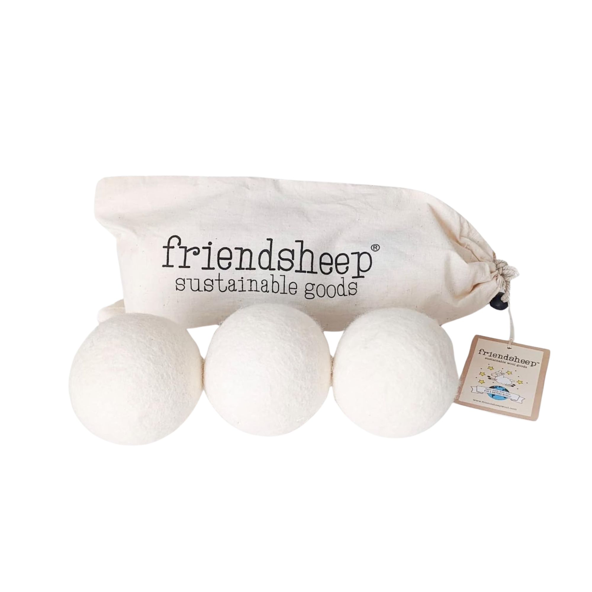 Trois boules de séchage en laine beige avec un chiffon beige qui a des «produits durables Friendsheep» en lettrage noir dessus derrière eux