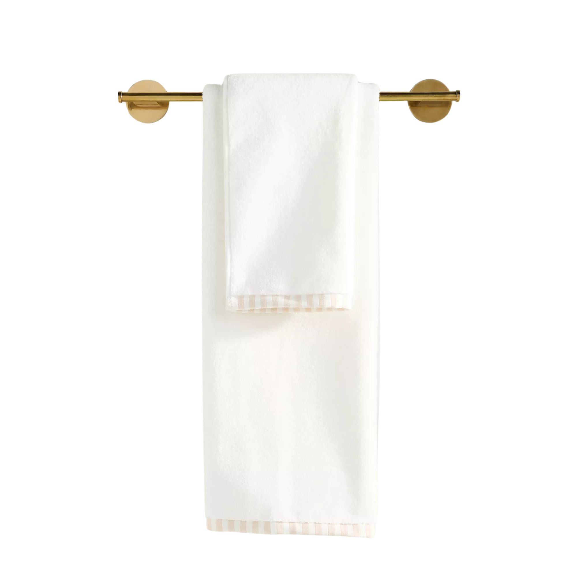 Une serviette blanche pliée avec un ourlet rayé beige suspendu à une barre d'or brossée