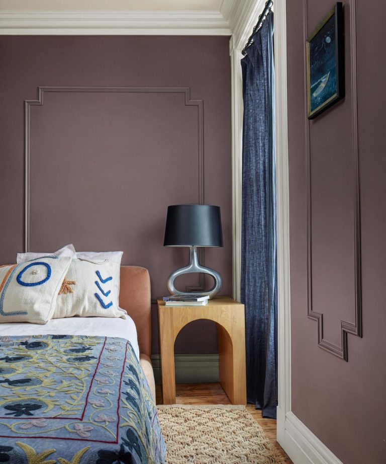 Si vous aimez la couleur mais que vous ne voulez pas aller trop audacieuse, alors la tendance de la peinture «tranquillement colorée» est pour vous - tout est question de mise à la terre et de nuances vivables