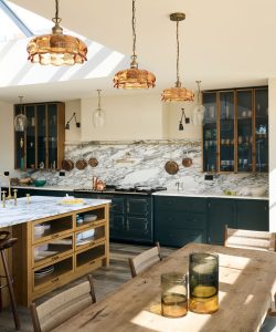 La cuisine familiale dans cette vieille maison prouve parfois moins c'est plus - et cela nous a fait repenser cette disposition sous-utilisée