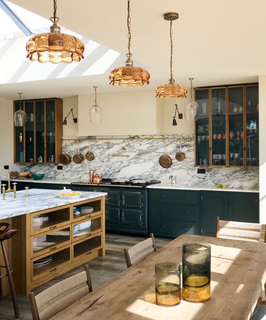 La cuisine familiale dans cette vieille maison prouve parfois moins c'est plus - et cela nous a fait repenser cette disposition sous-utilisée