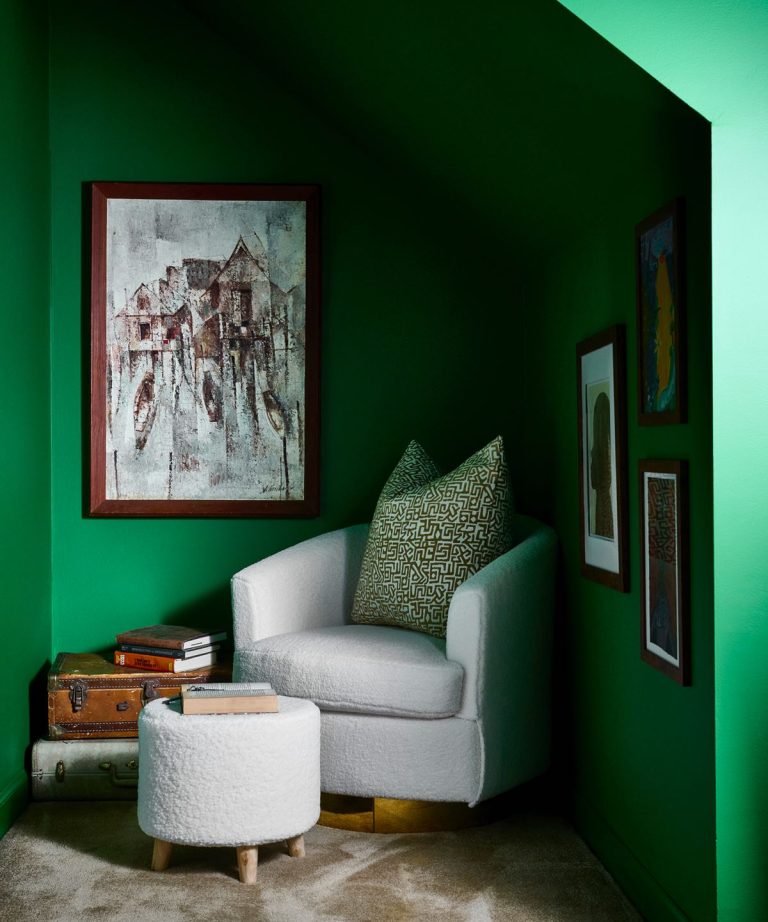 10 espaces magnifiquement audacieux qui prouvent que vous n'avez pas toujours à opter pour les neutres pour créer un schéma intérieur apaisant
