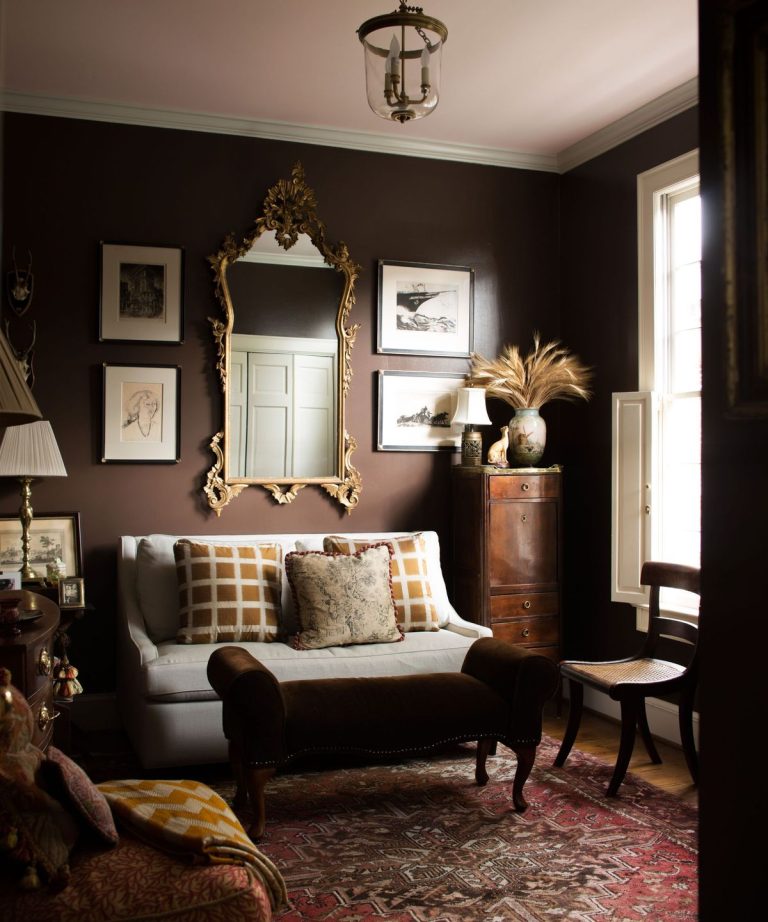 Benjamin Moore vient de partager ses teintes de peinture supérieures pour créer un salon confortable - ils vont des neutres légers aux teintes terreuses et de mauvaise humeur