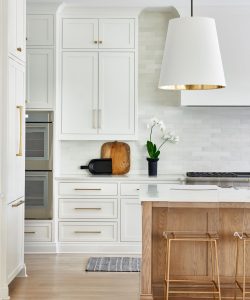 7 tendances de plancher de cuisine que vous verrez partout en 2025, disons des designers d'intérieur