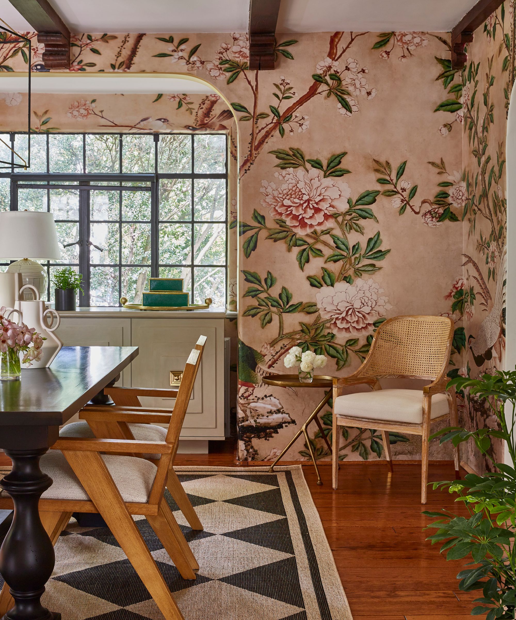 Salle à manger avec papier peint à fleurs roses