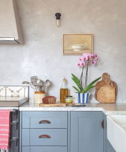 Qu’est-ce qui rend vos armoires de cuisine bon marché? 5 choses que les designers d’intérieur disent que vous devriez réparer dès que possible Qu'est-ce qui rend vos armoires de cuisine bon marché? 5 choses que les designers d'intérieur disent que vous devriez réparer dès que possible