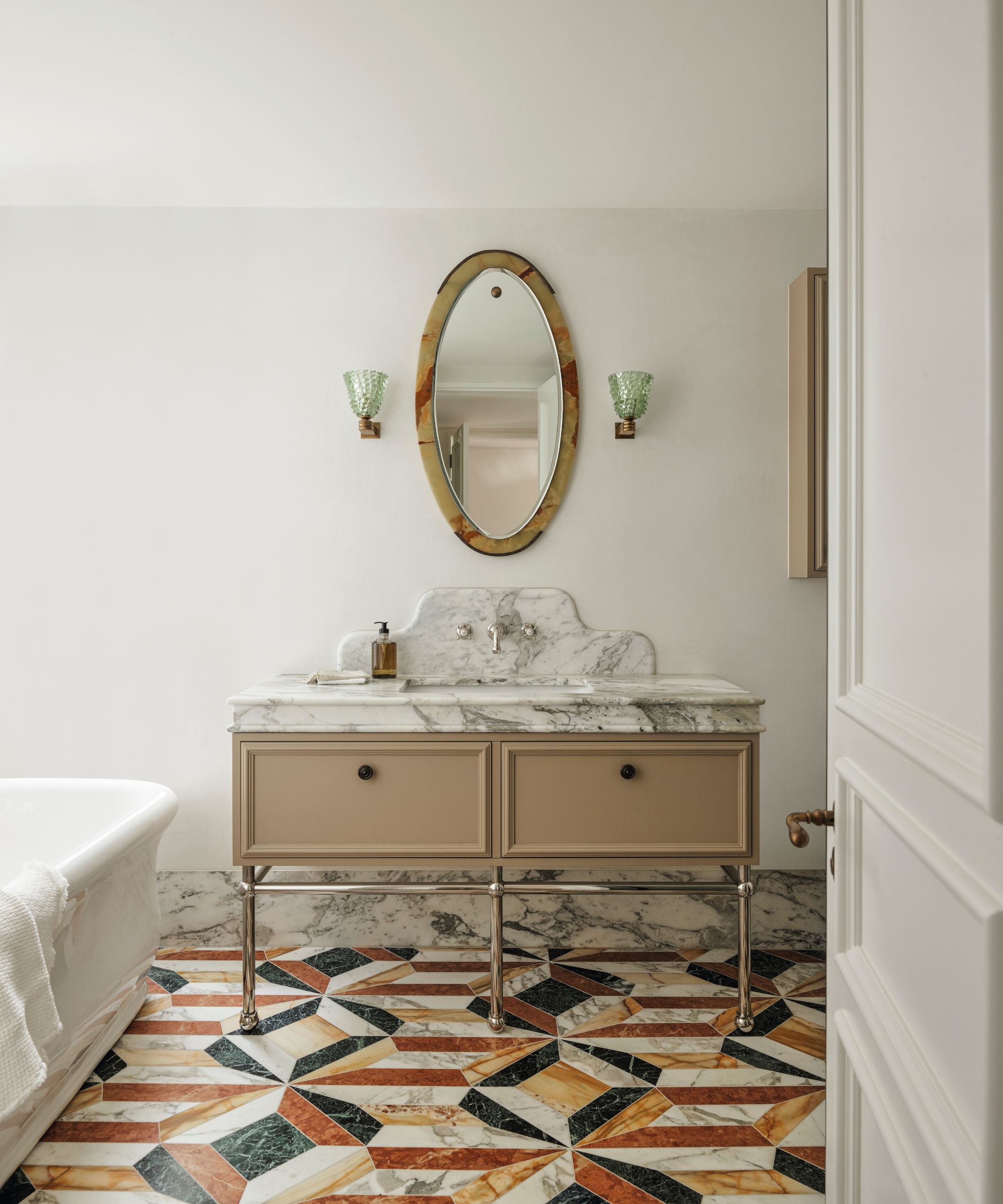 Salle de bain avec plancher en marbre à motifs colorés