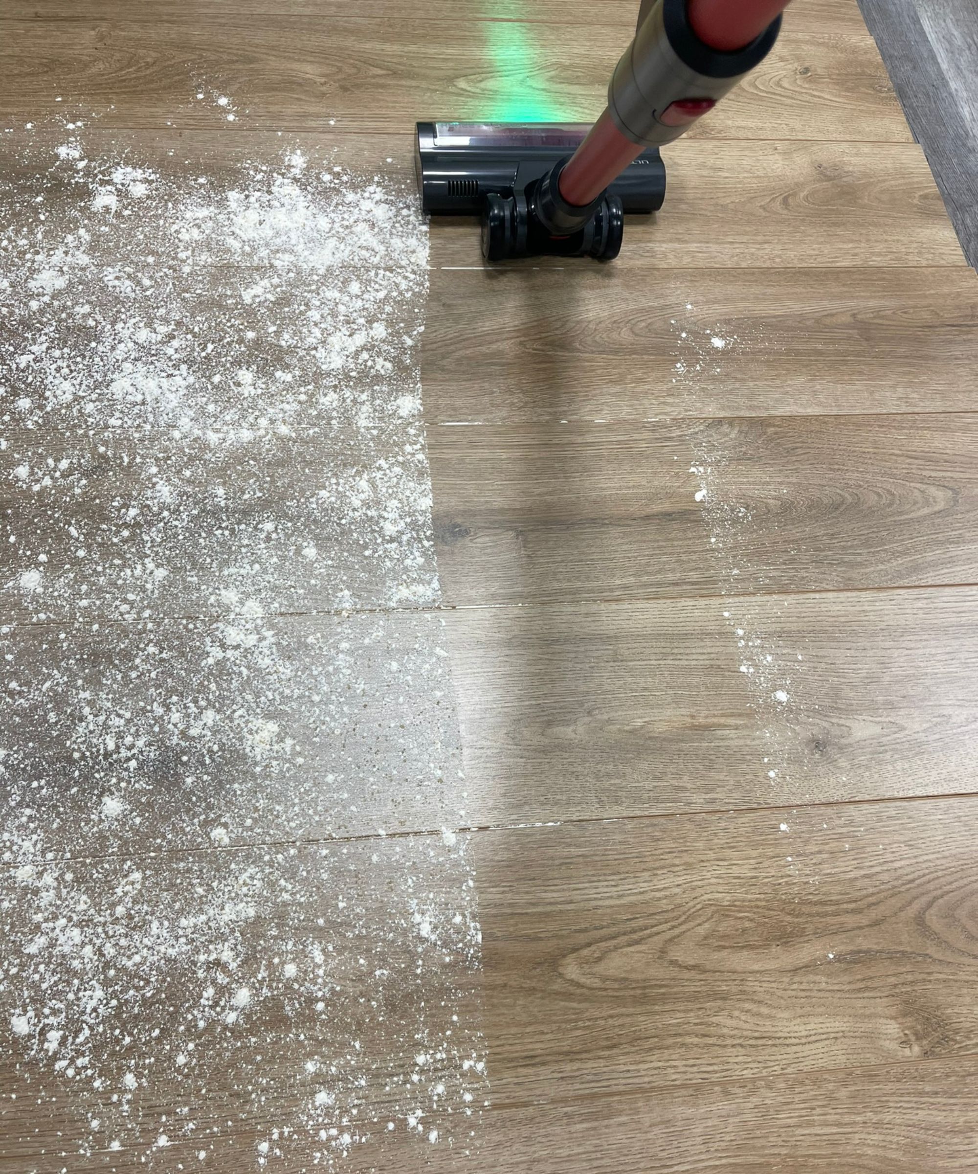 Ultenic U16 Flex aspirateur de farine et sucre sur le plancher en bois dans le futur centre d'essai