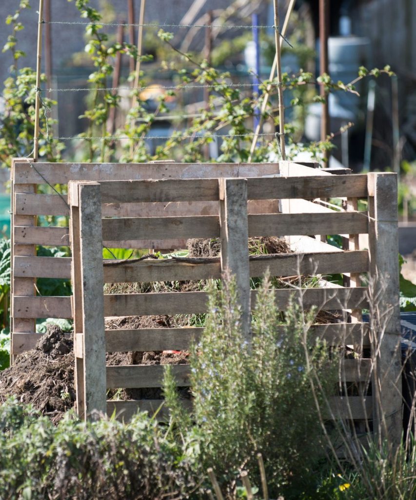 Comment faire un bac à compost à partir de palettes - les professionnels du jardinage révèlent comment réutiliser le vieux bois pour le compost vital
