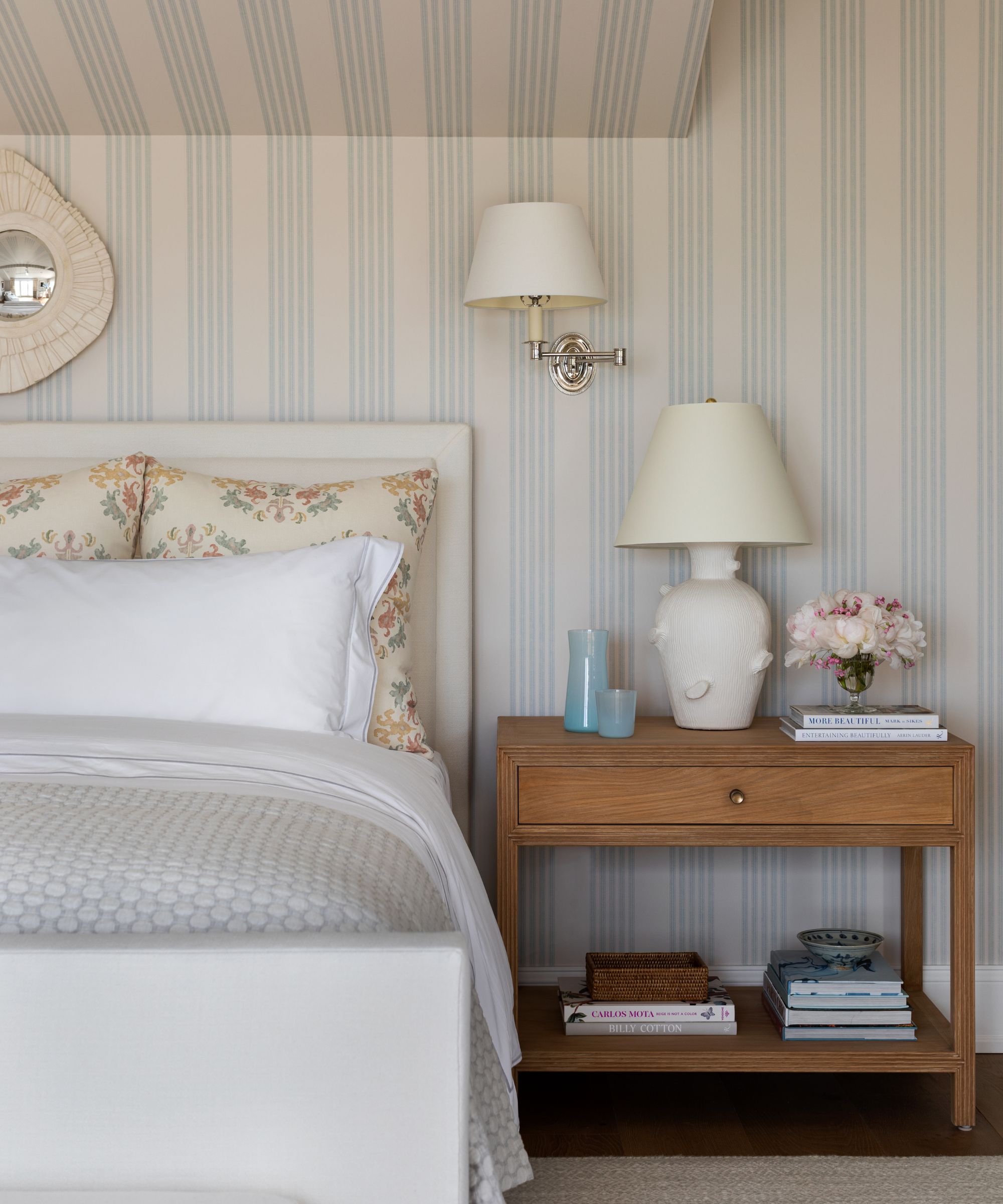 Fond d'écran de chambre à coucher à rayures bleu et blanc avec lit en couches blanc et mur de table et de table