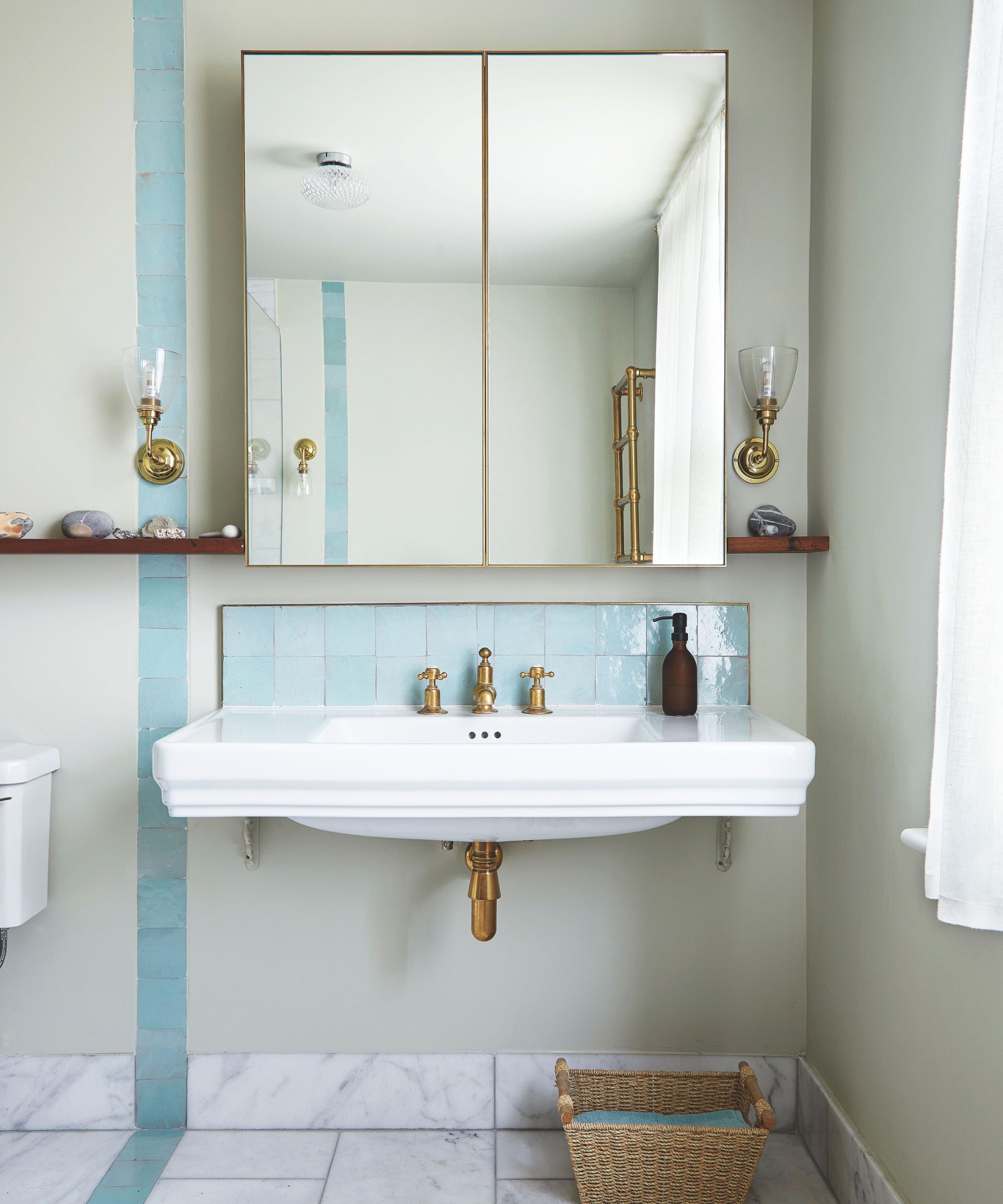 Salle de bain bleu et blanc, évier blanc avec armoire en miroir au-dessus