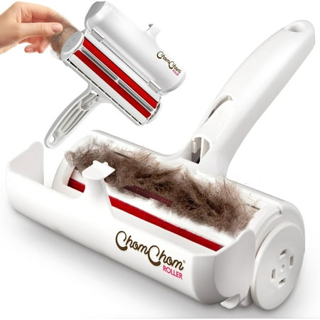 Chom Chom Chom Roller Pet Hair Repover avec les cheveux bruns qui s'étendent sur le fond blanc.