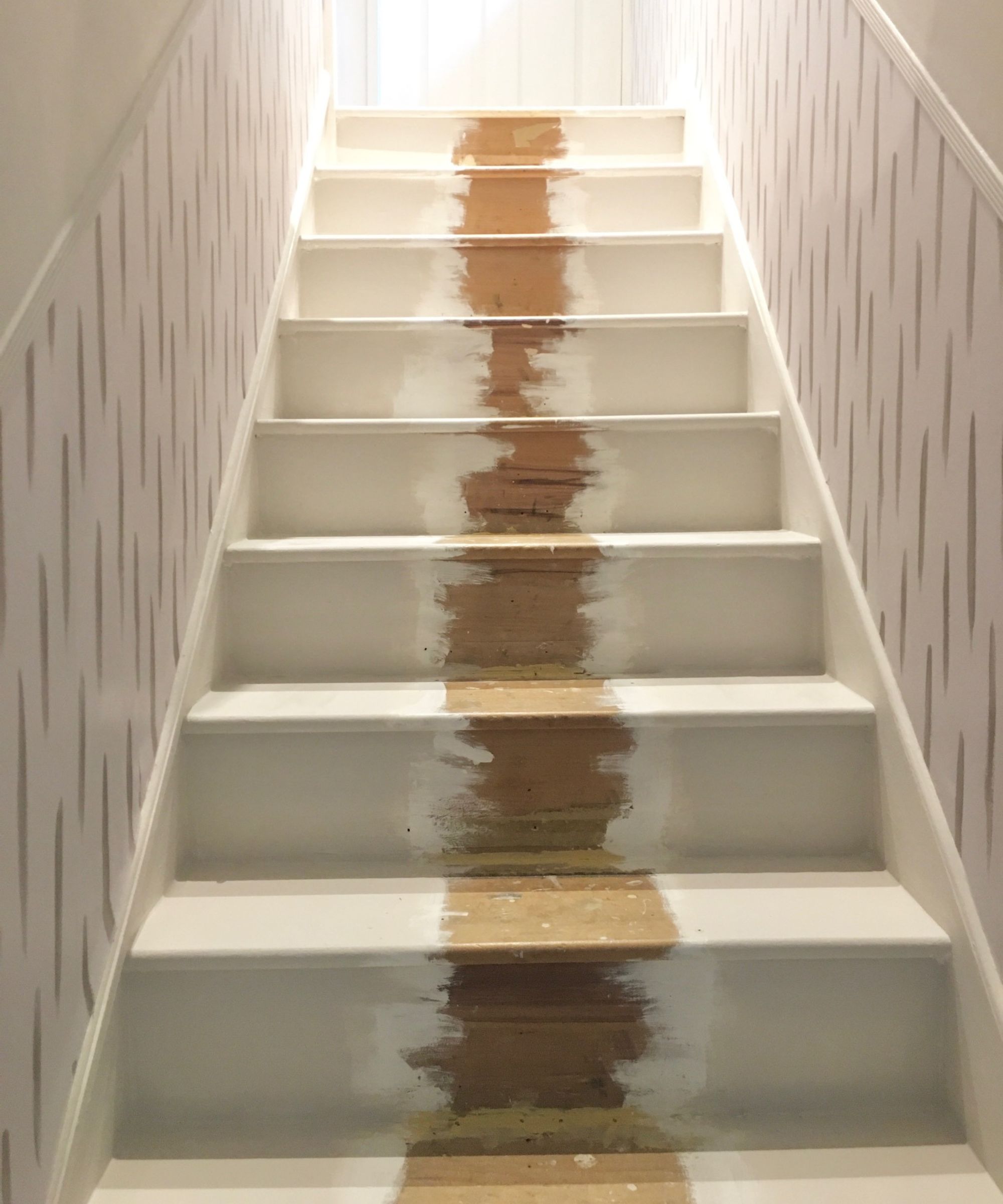 Un escalier blanc peint