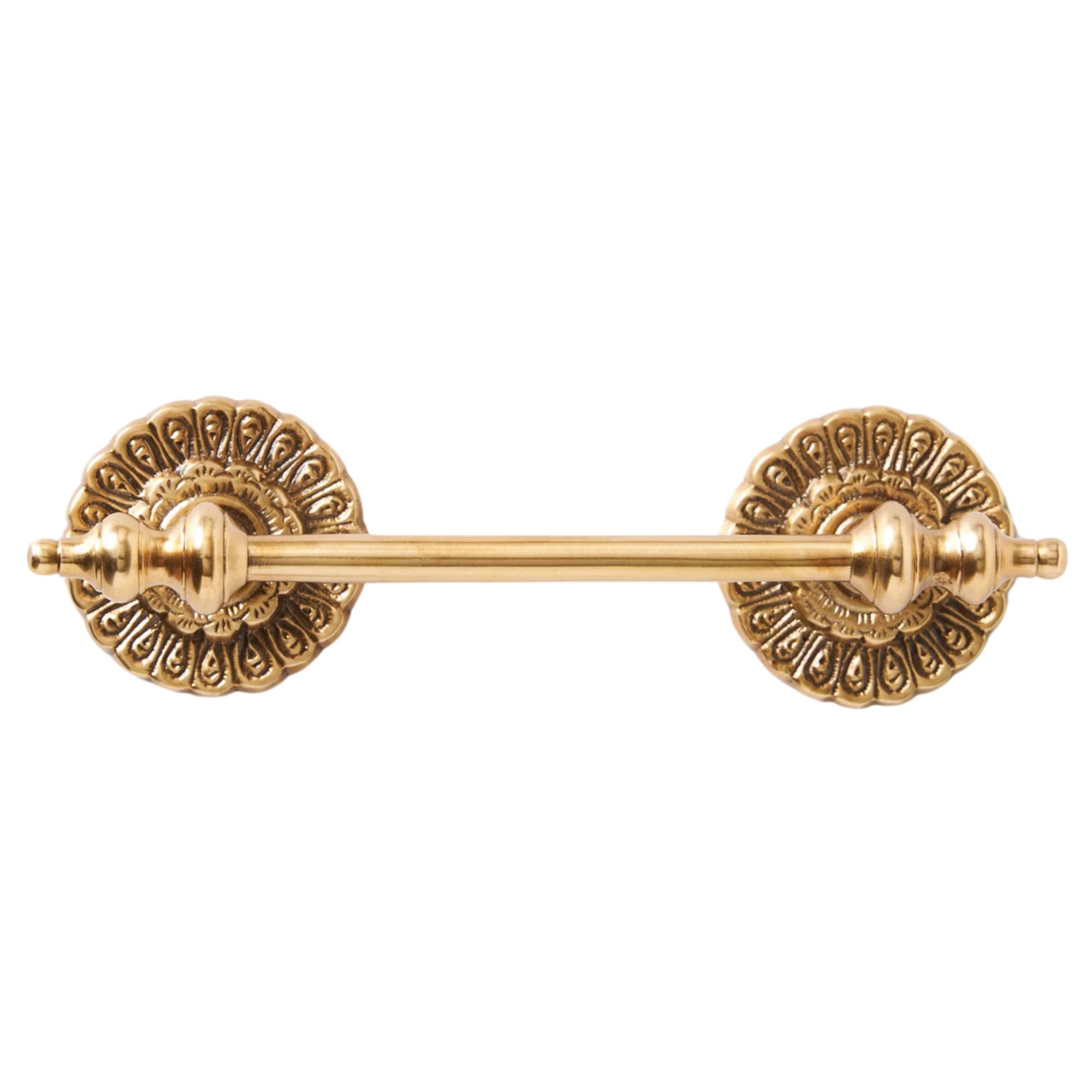 Une poignée de porte horizontale en or à motifs