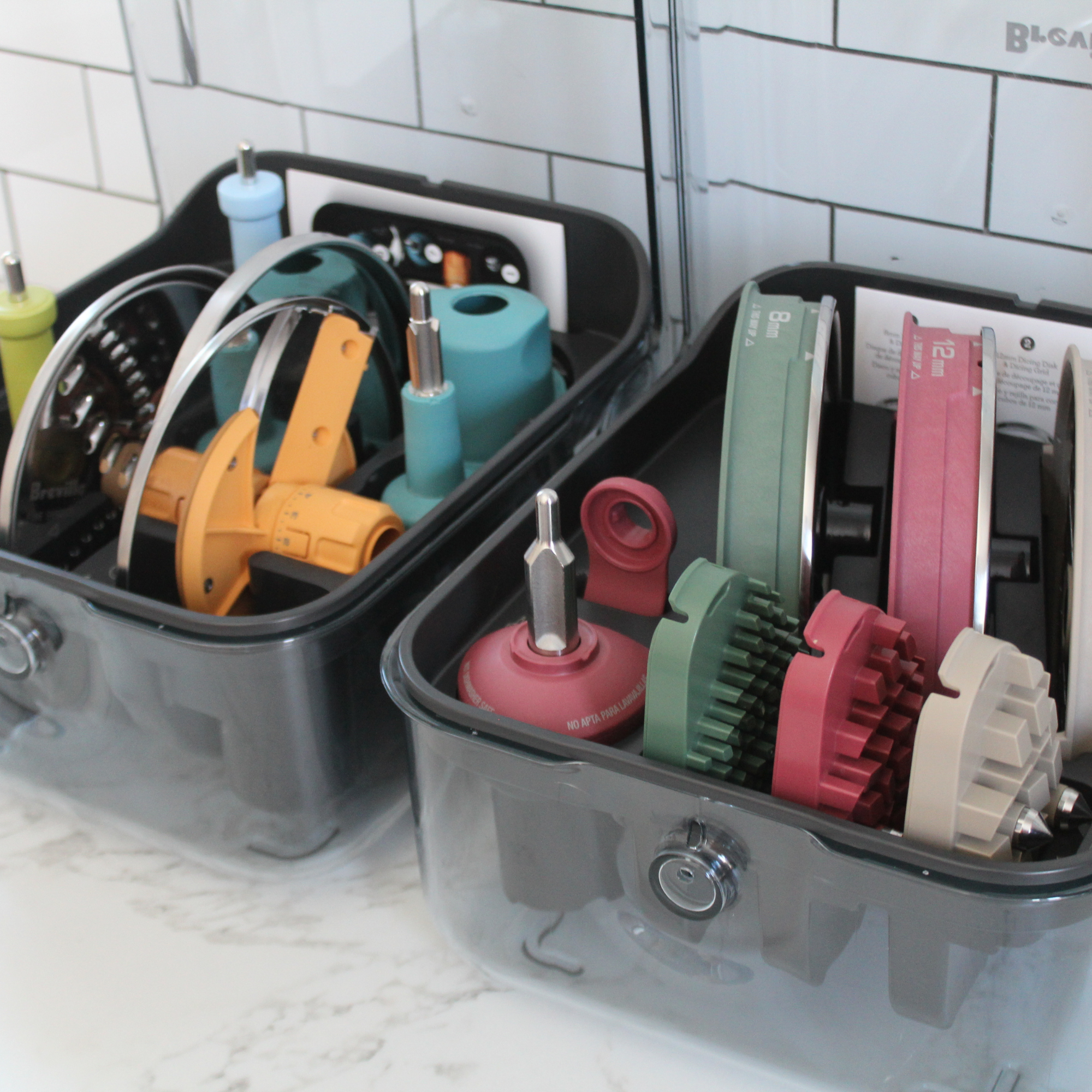 Les accessoires codés en couleur de Breville Paradice 16 pour différentes tâches de préparation alimentaire