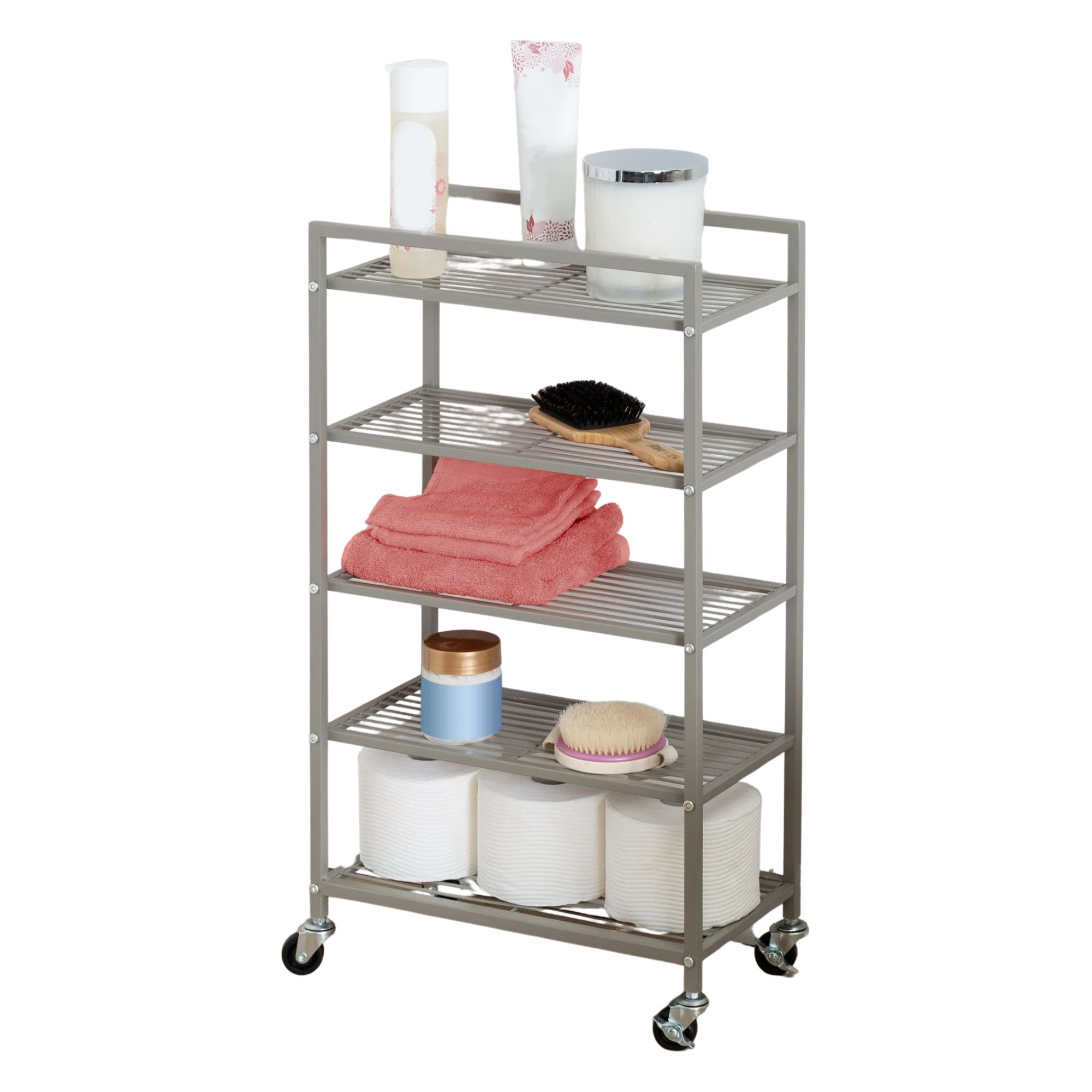 Un chariot en métal avec des rouleaux de toilette, des pinceaux, des serviettes et des produits