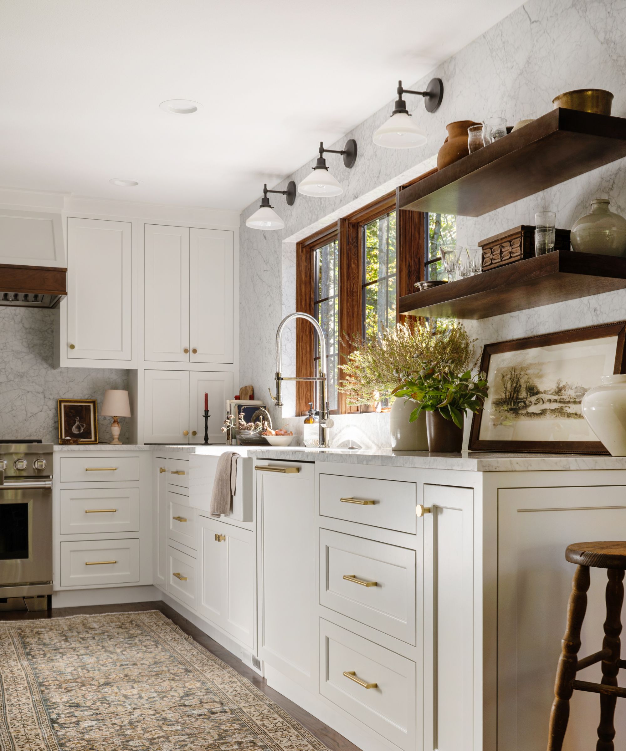Cuisine rustique moderne avec armoires blanches et étagères ouvertes en bois