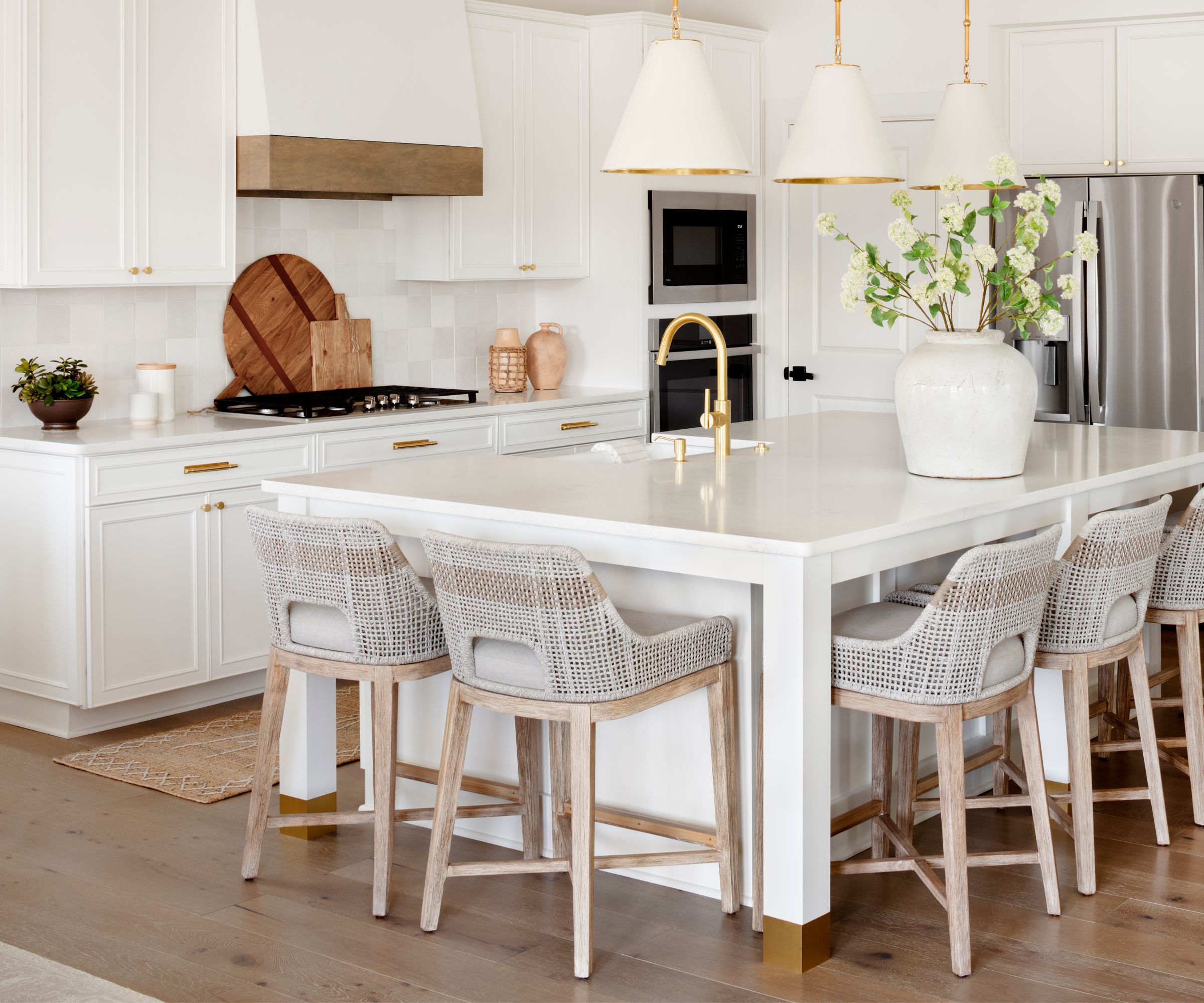 Une cuisine blanche décorée de décoration de bois pour le printemps