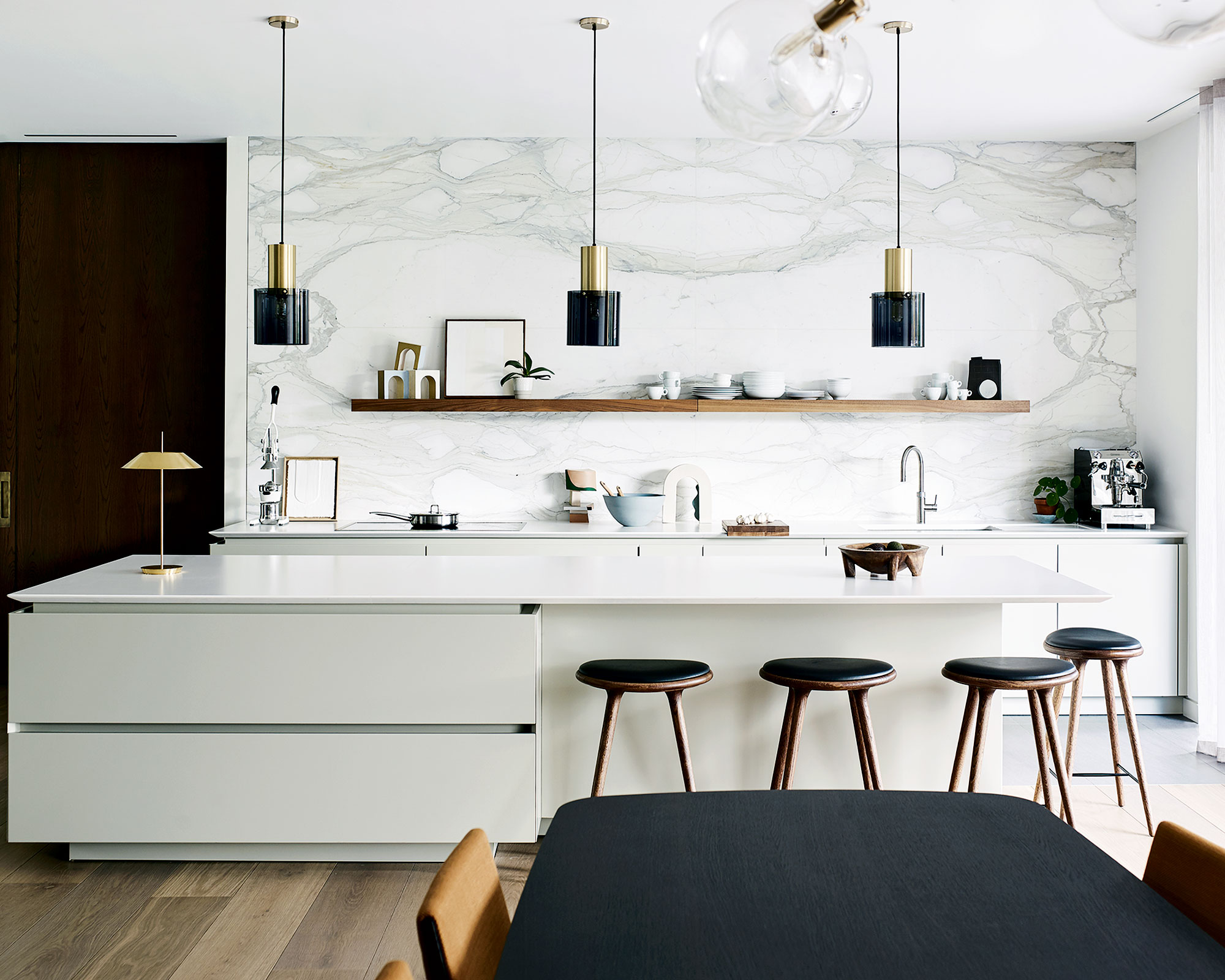 Idées de cuisine blanche avec des pendentifs et des tabourets