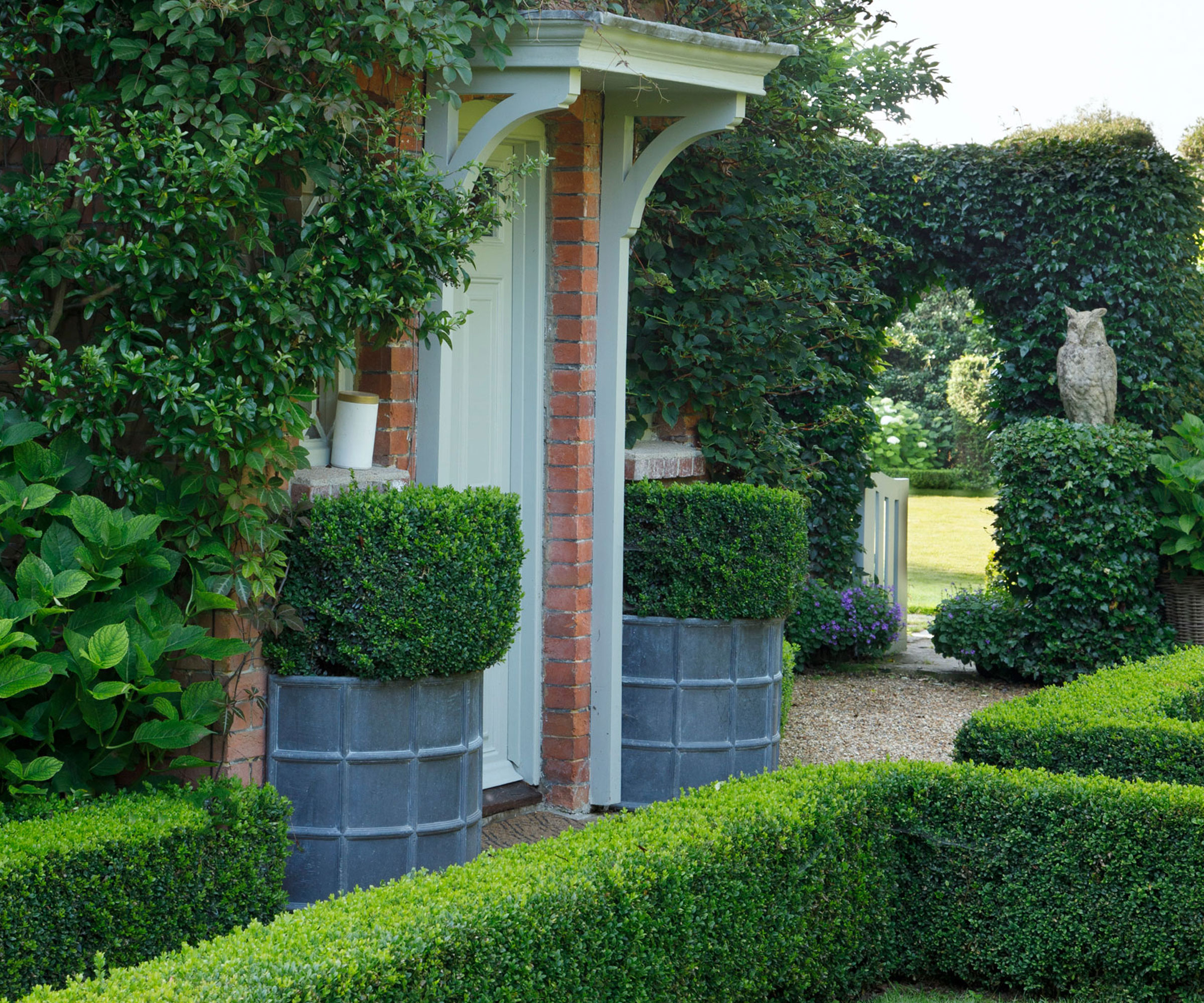 Jardin avant formel avec buis