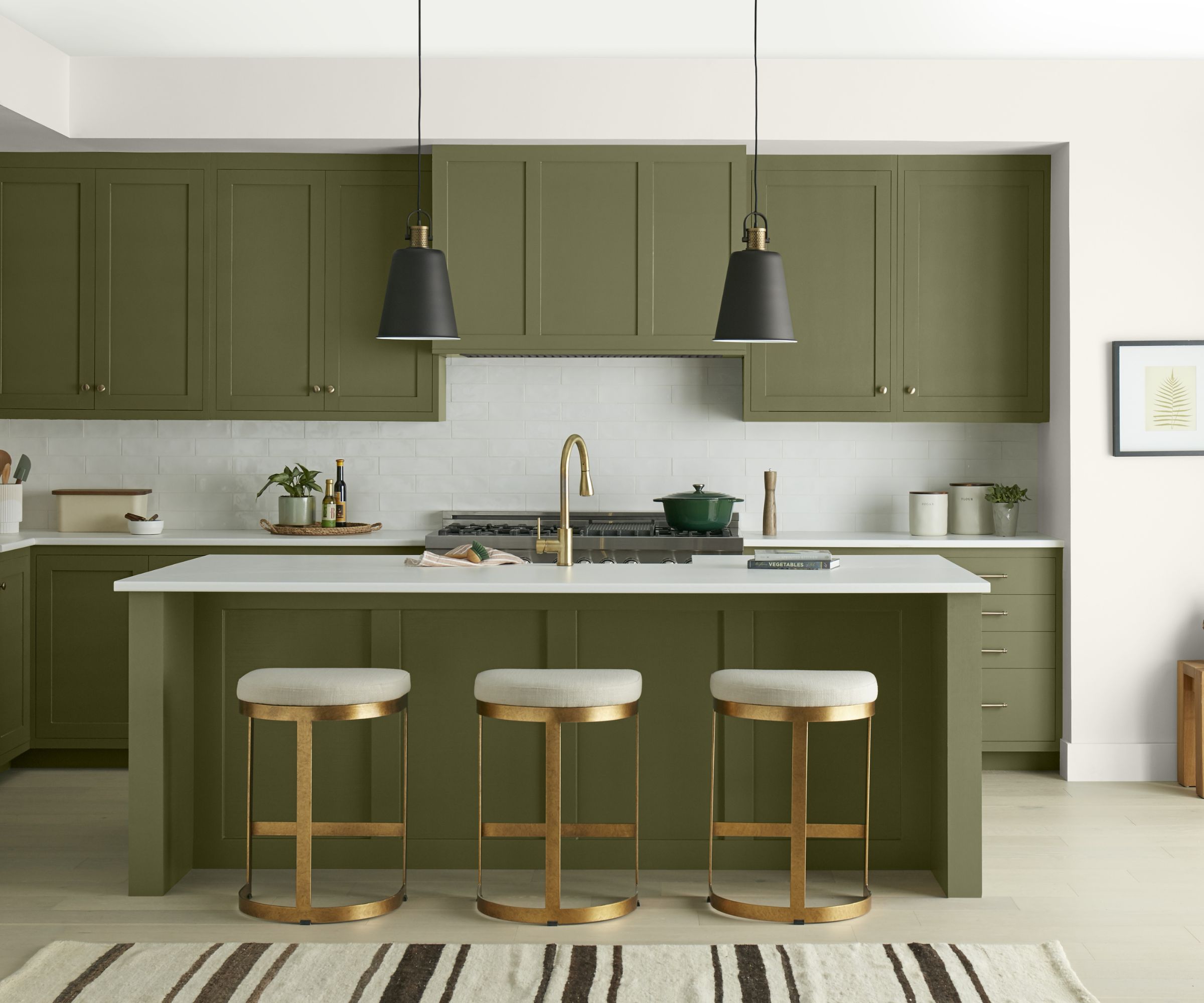 Cuisine moderne avec armoires vertes olive