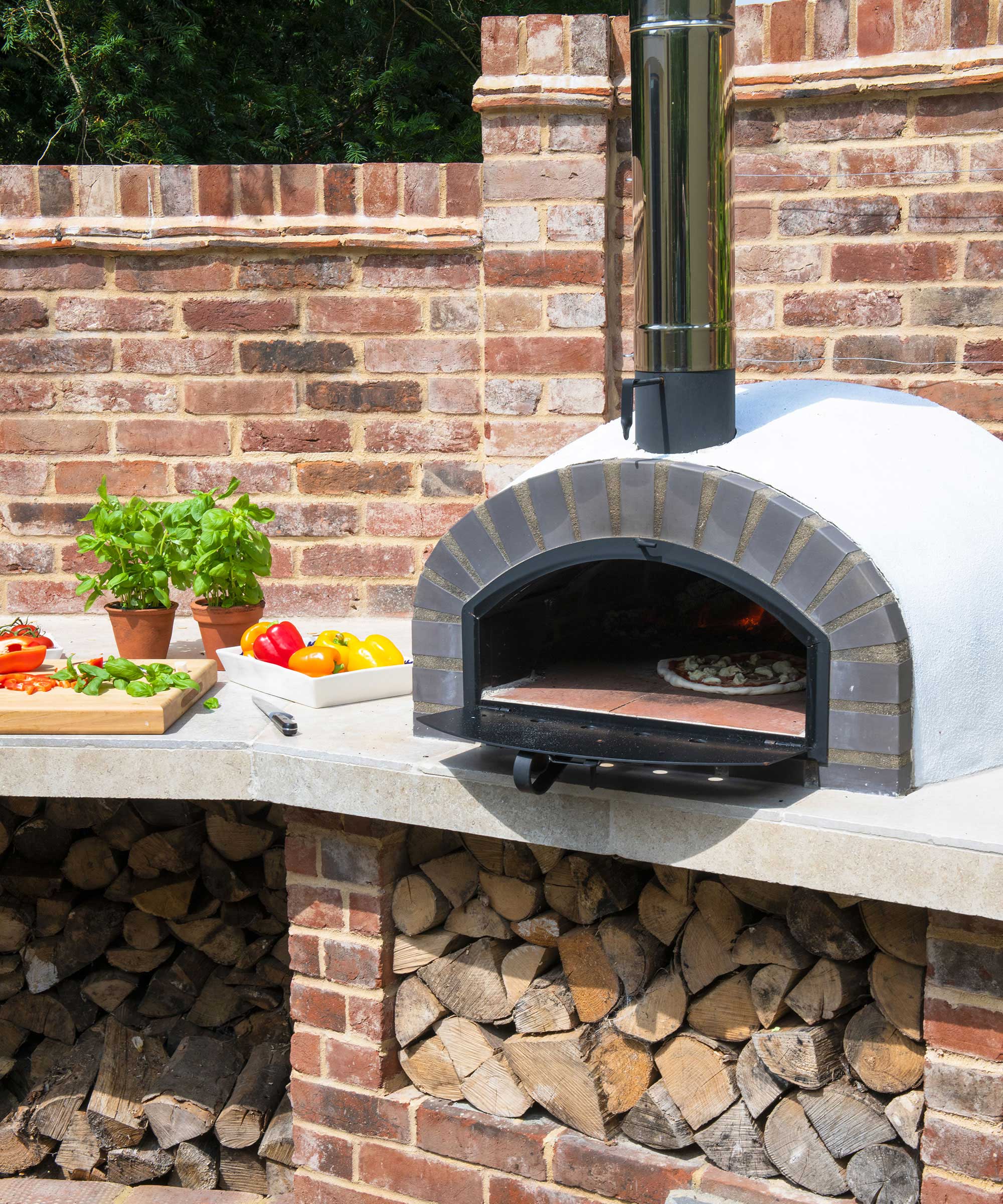 four à pizza intégré dans une cuisine extérieure