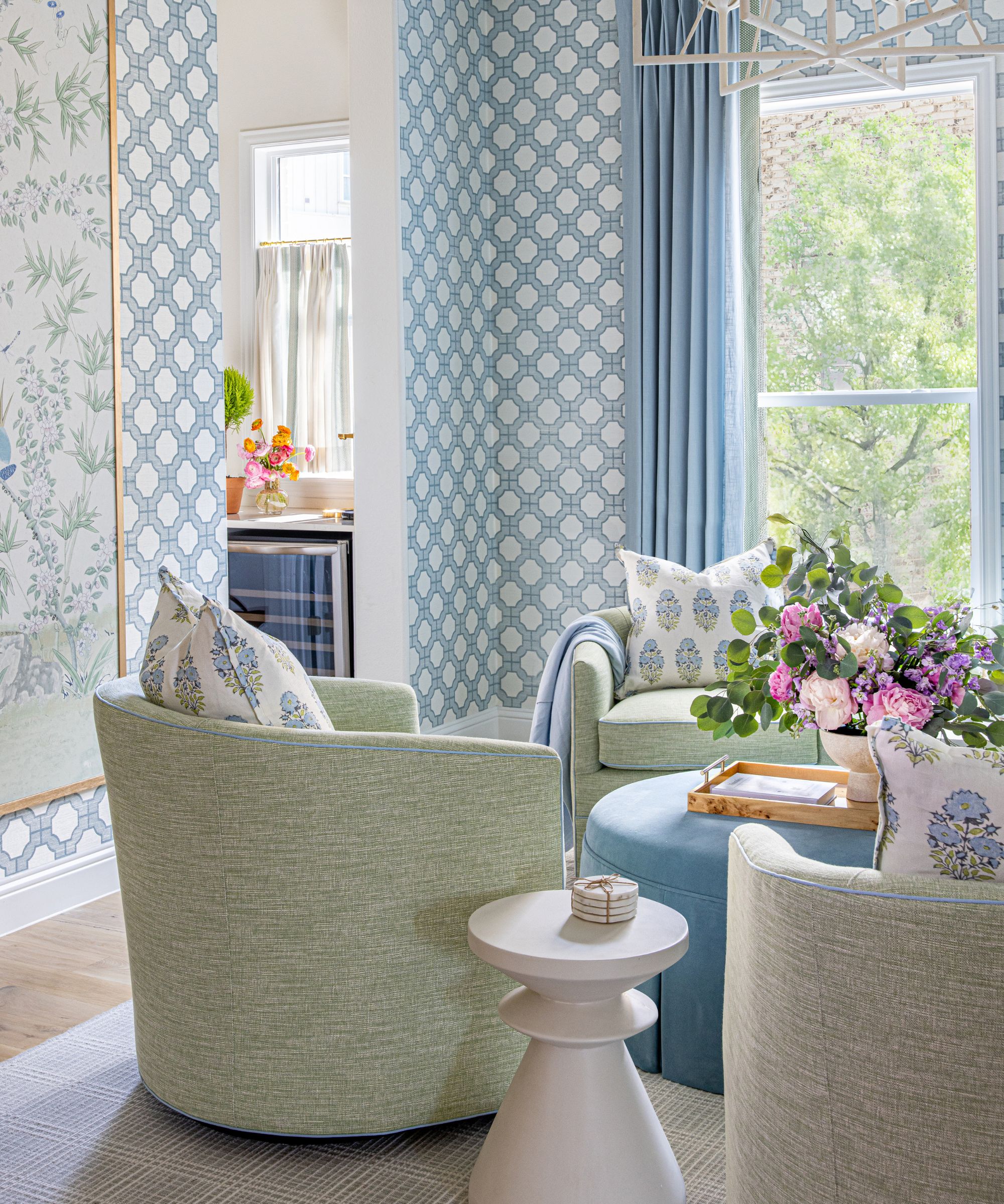 salon traditionnel avec palette de couleurs bleu clair et vert