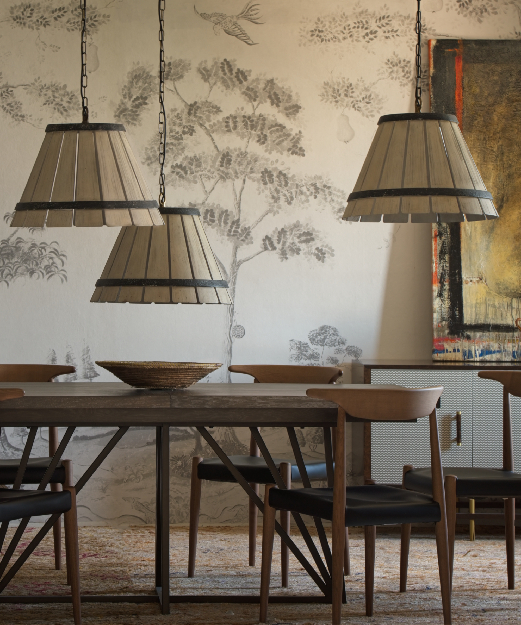 Salle à manger neutre avec table et chaise rétro, pendentif en bois, bol en bois, papier peint à fleurs séché sur fond de crème, œuvres d'art sur le buffet à droite