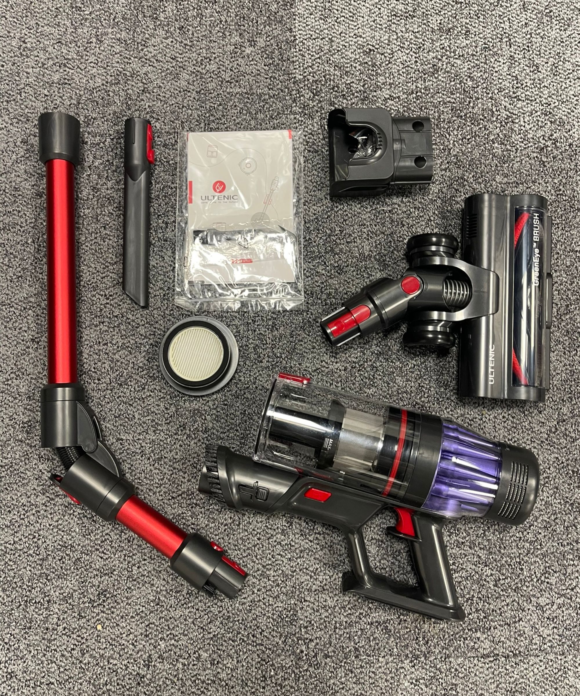 Les pièces et les accessoires de la flexion U16 Ultenic disposée sur le tapis gris dans le centre d'essai du futur.