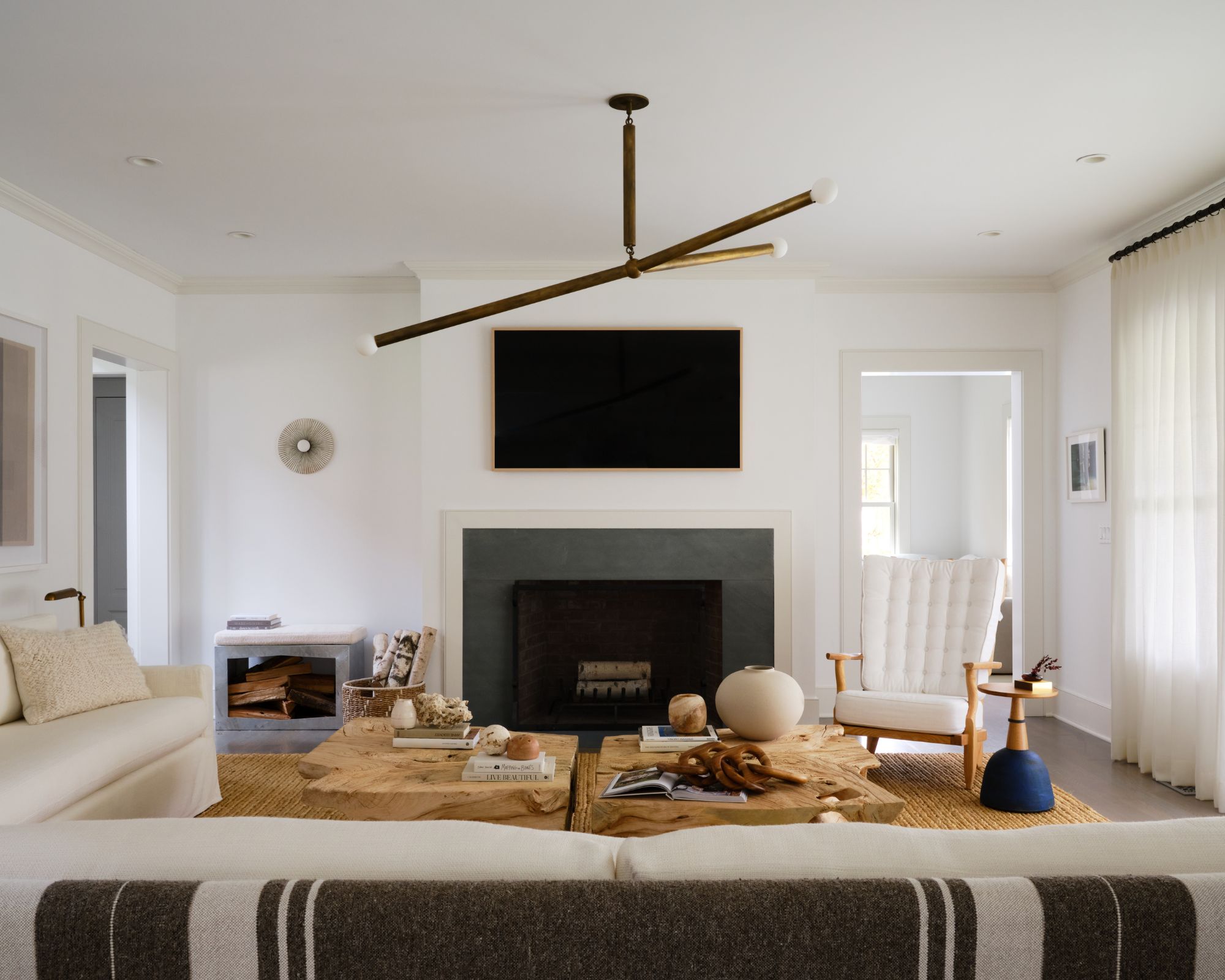 salon moderne blanc avec cheminée et télévision sur mur