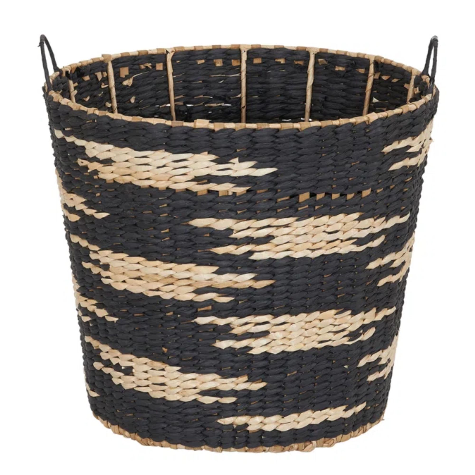 Un panier en osier noir et beige