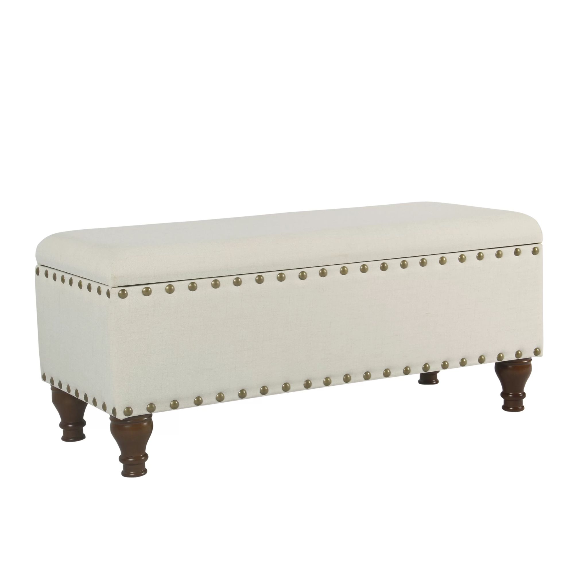 Un pouf de rangement à la crème avec des détails en laiton et des pieds en bois brun