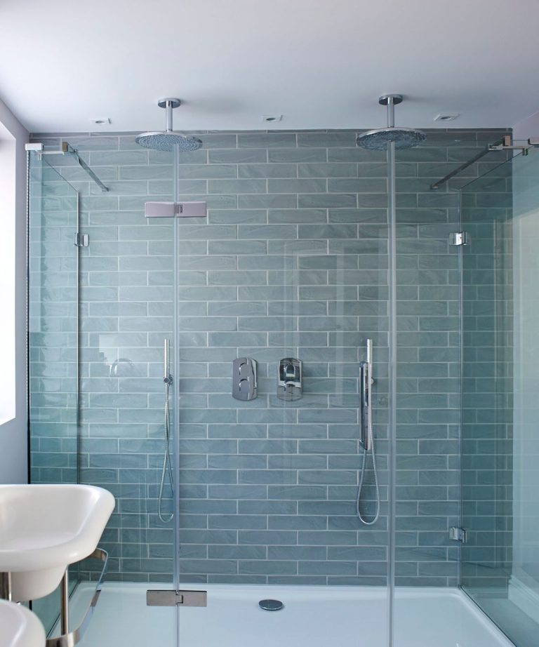 Ce simple nettoyant de salle de bain non toxique bricolage est parfait pour désinfecter sans produits chimiques durs - mais il a une limitation