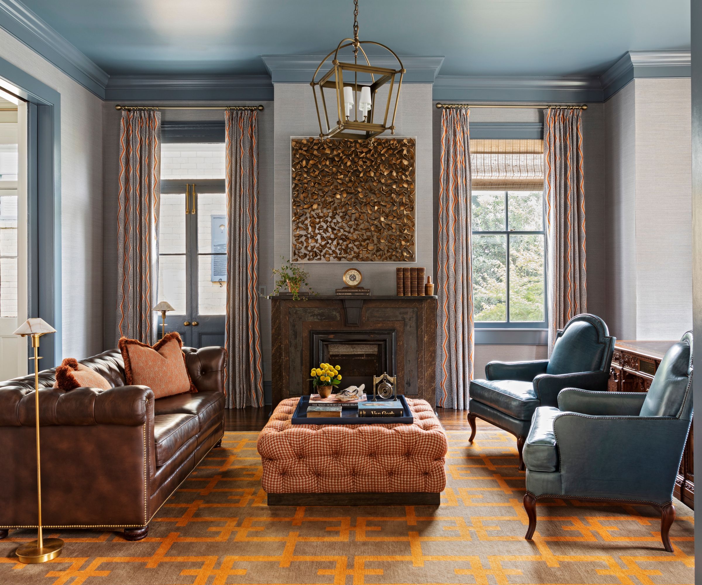 salon formel avec palette de couleurs bleu et orange foncé en sourdine