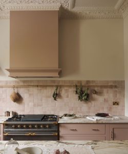 La cuisine de cette maison victorienne a une palette de couleurs totalement inattendue - mais cela prouve que ces teintes ludiques peuvent être tout à fait chic