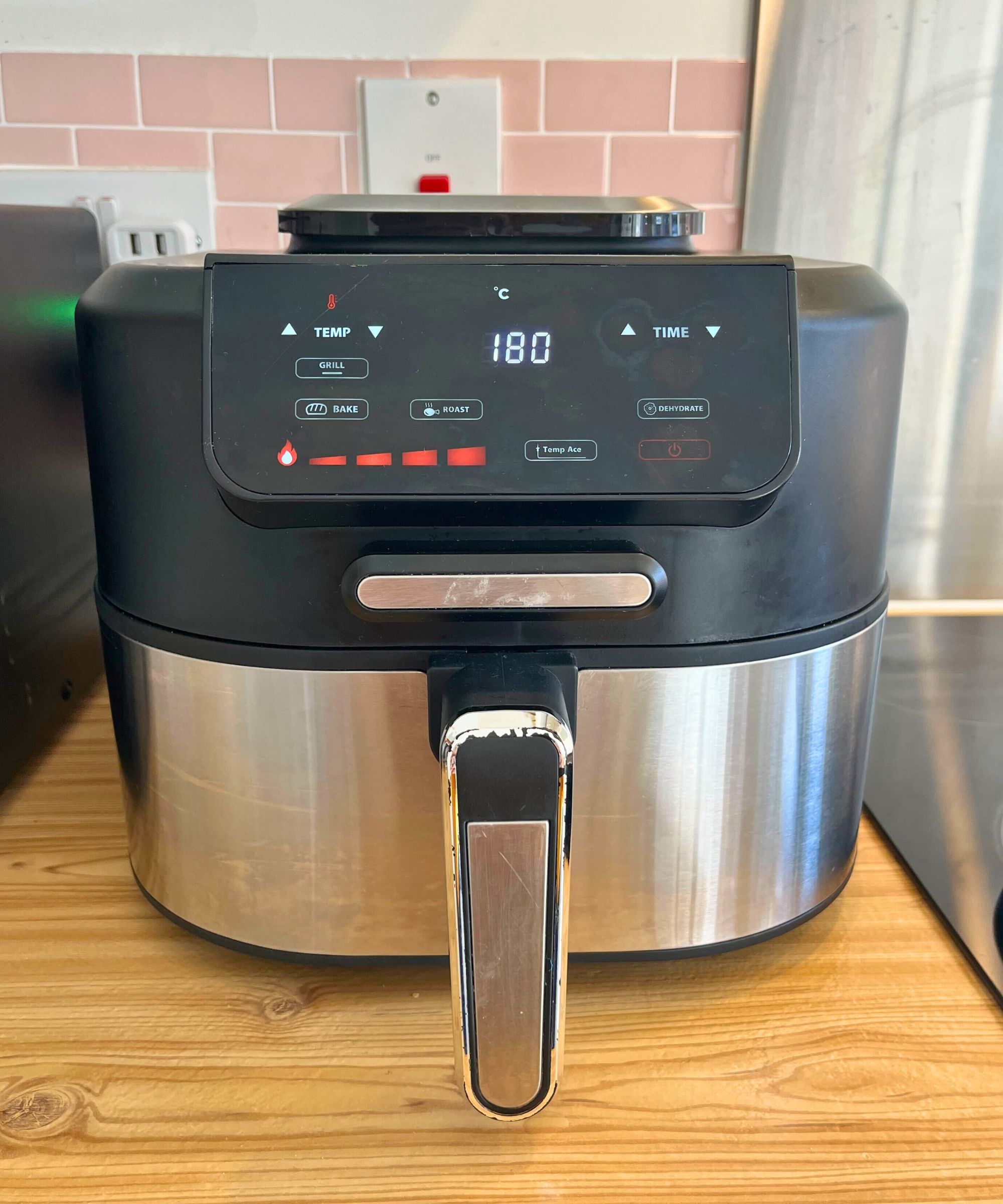 Douche de friteuse à air en acier noir et inoxydable Il préchauffe à 180c (355F)