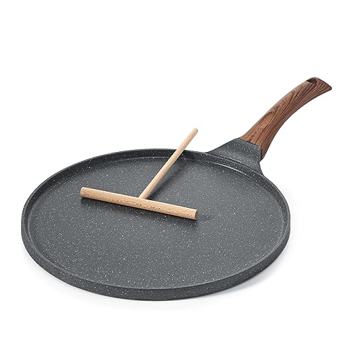 Pan de crêpe avec palette en bois pour étaler la pâte