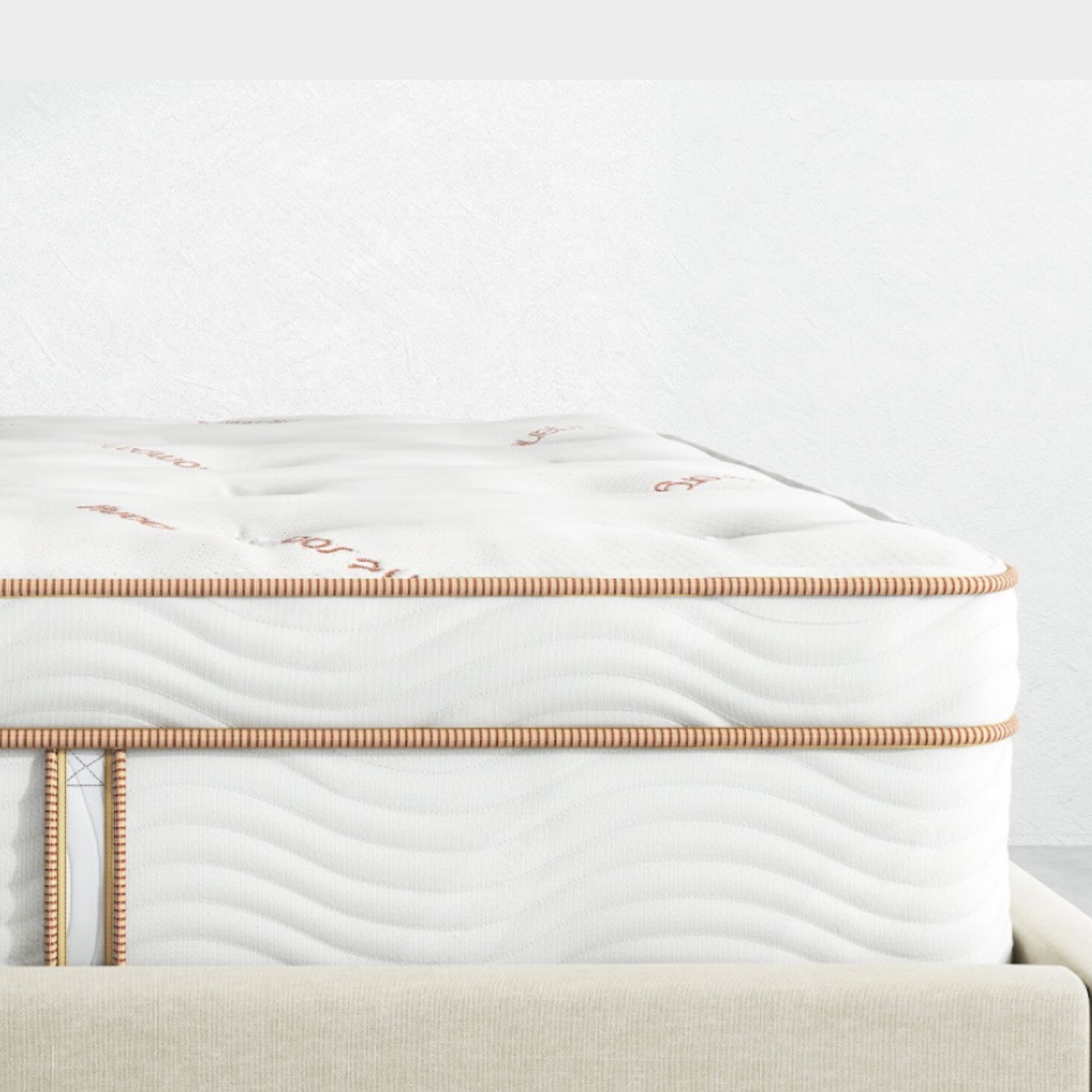 Coin du matelas hybride Latex Saatva sur fond blanc.