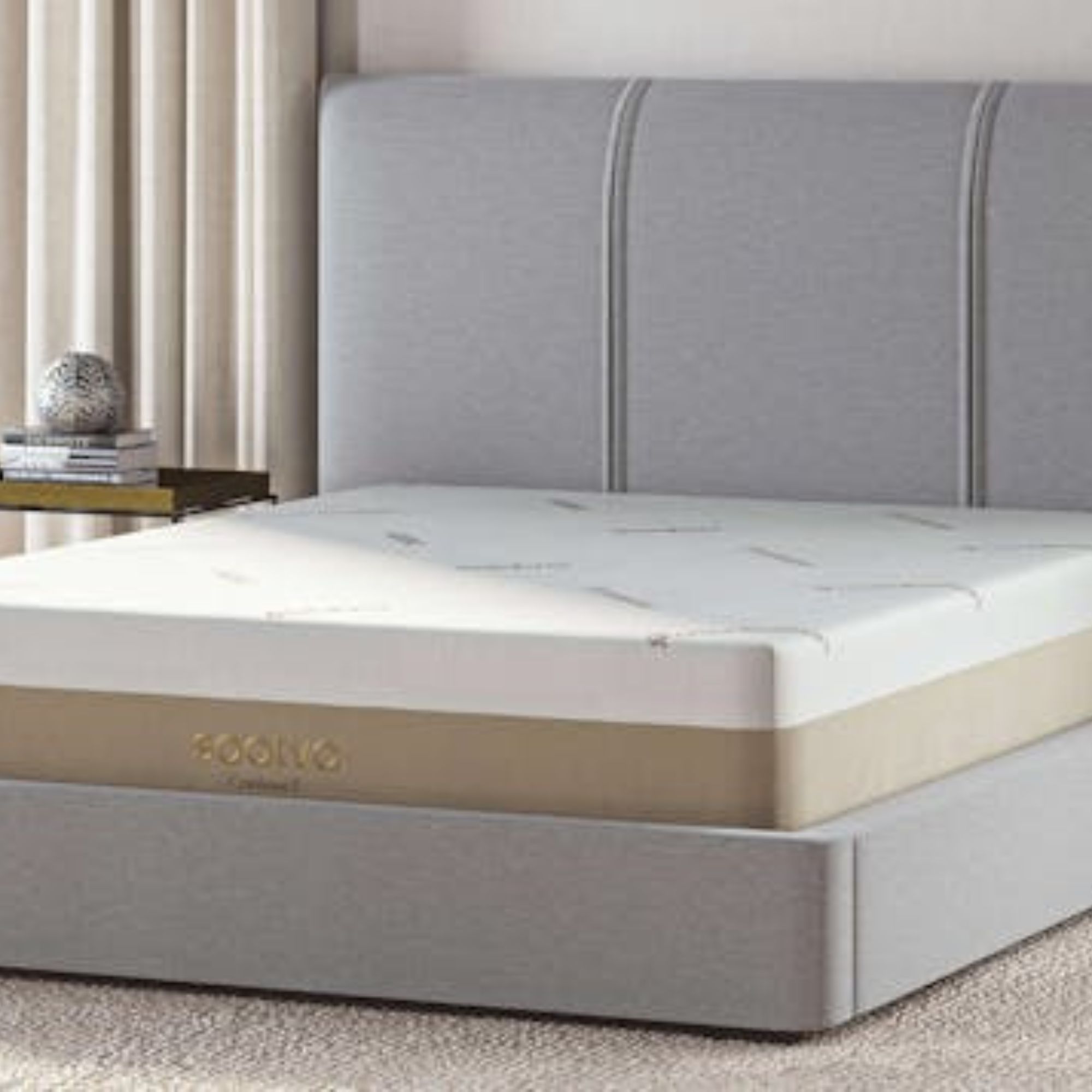 Mattress saatva contour5 sur un lit contre un mur blanc.
