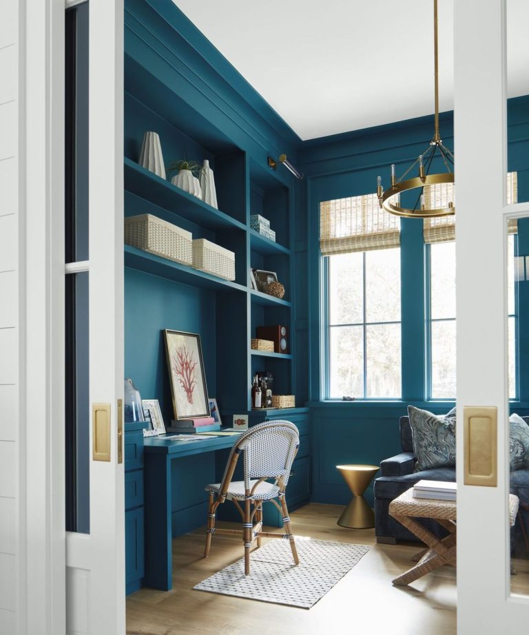 `` Ne pas exclure les couleurs les plus sombres '' - ces teintes de peinture Benjamin Moore sont parfaites pour les petits espaces, des salles d'eau aux bureaux à domicile