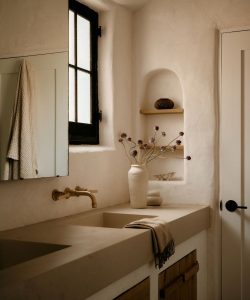 Cette petite salle de bain a été rénovée avec sympathie pour s’adapter à l’héritage de l’adobe de la maison – et c’est l’équilibre parfait entre bio, moderne et confortable Cette petite salle de bain a été rénovée avec sympathie pour s'adapter à l'héritage de l'adobe de la maison - et c'est l'équilibre parfait entre bio, moderne et confortable