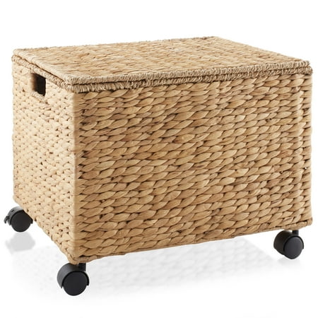 Un panier de rangement tissé en rotin léger avec des roues en plastique noir
