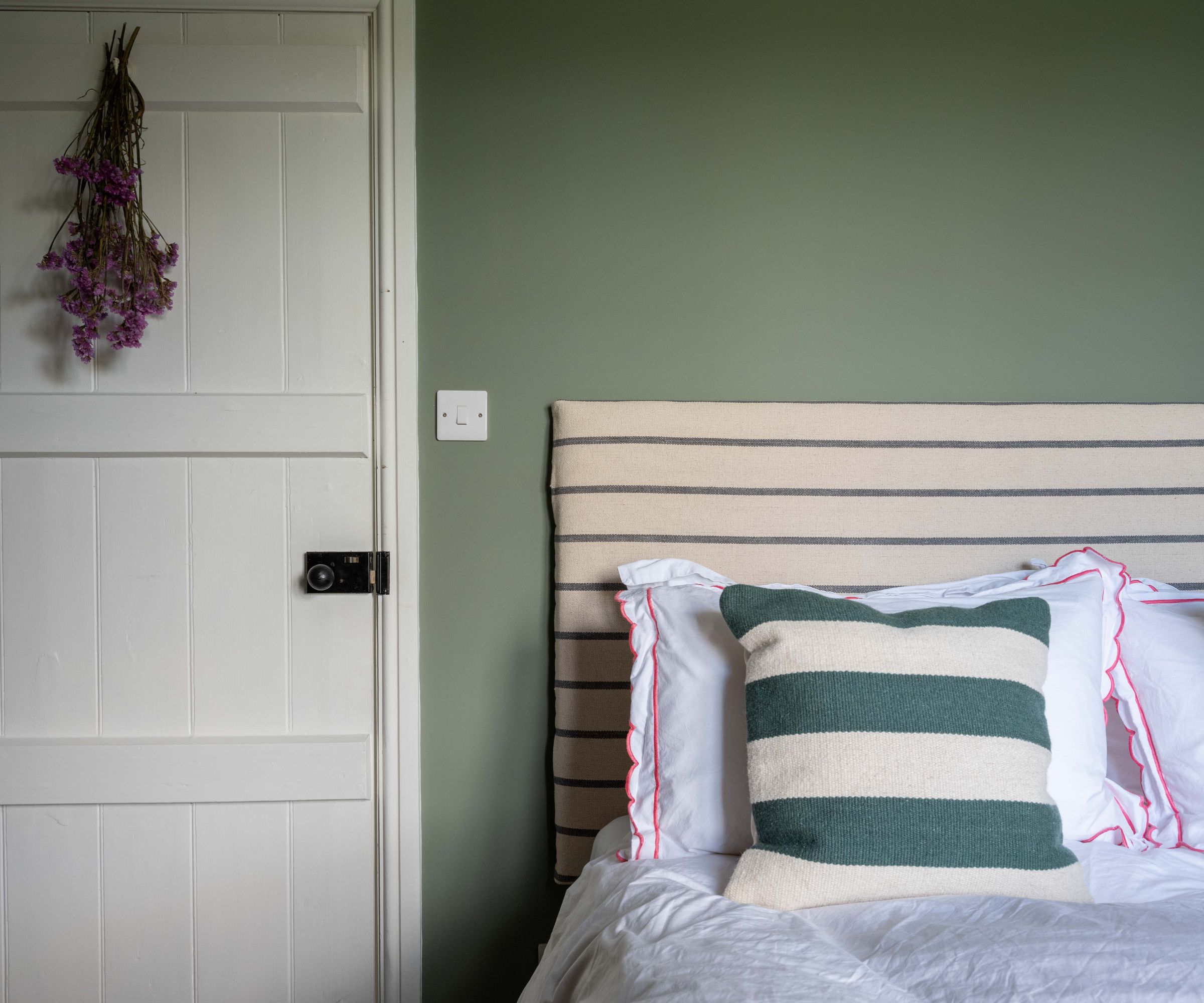 Chambre apaisante avec mur vert