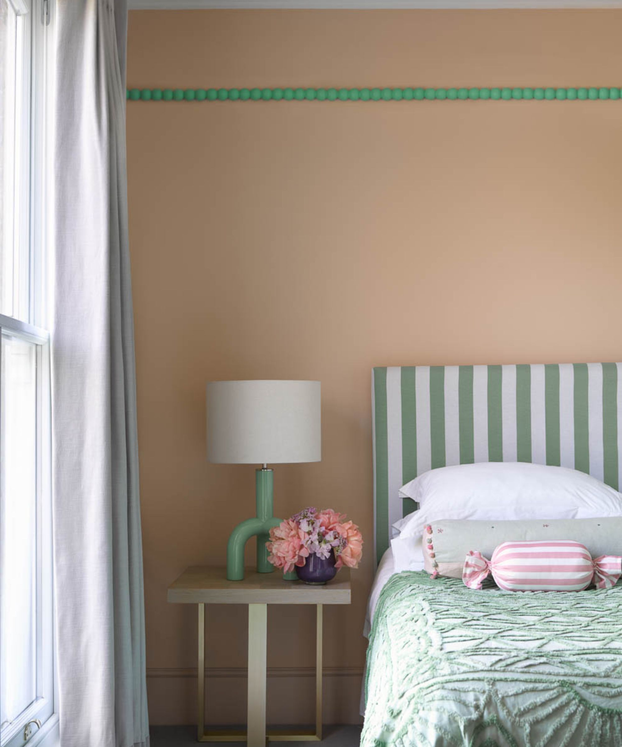 Chambre apaisante avec murs roses pastel et accents vert clair