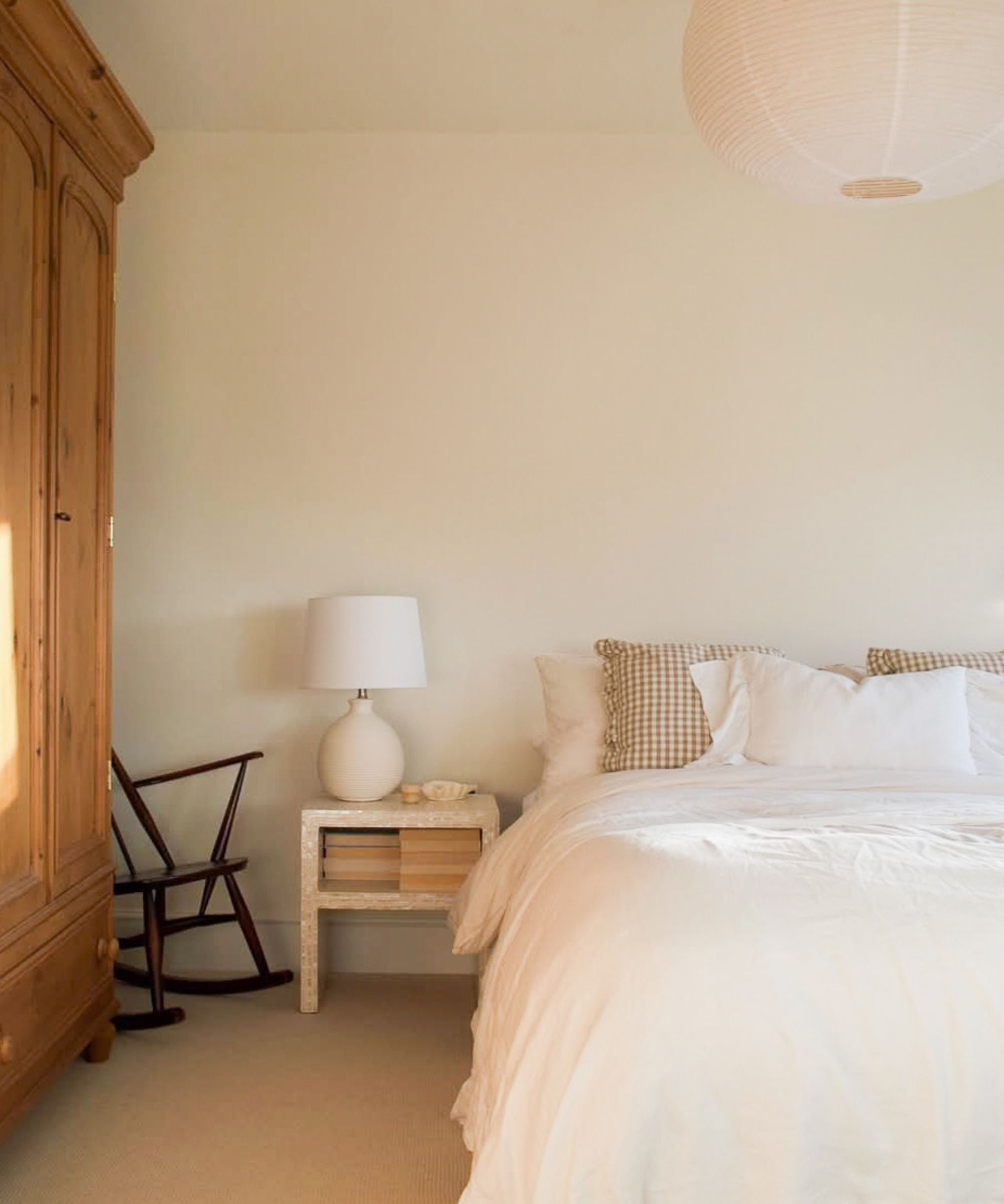 chambre apaisante avec palette de couleurs blanches